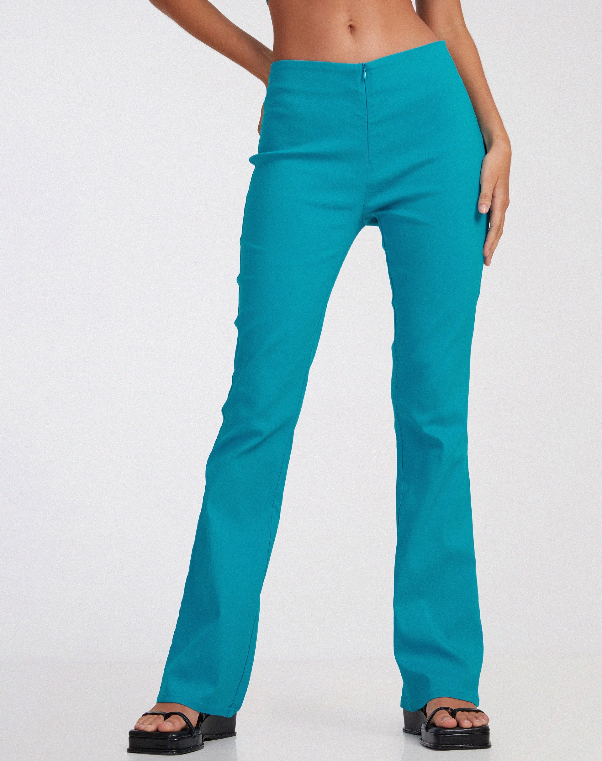 beeld van Zenovia flare broek in kleermakerszit azuurblauw