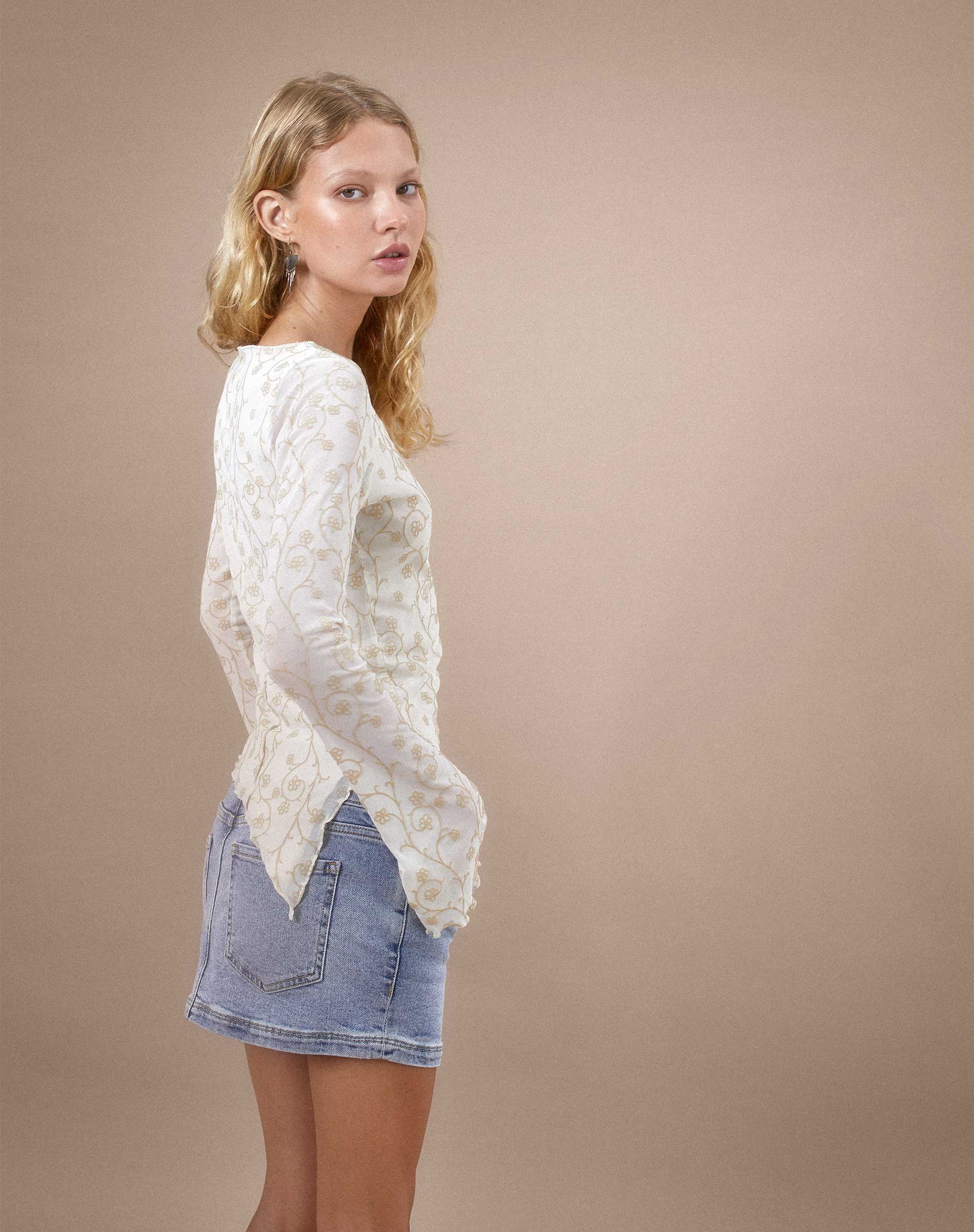 Afbeelding van Zest Mesh Long Sleeve Top in Beige met Licht Tan Flock