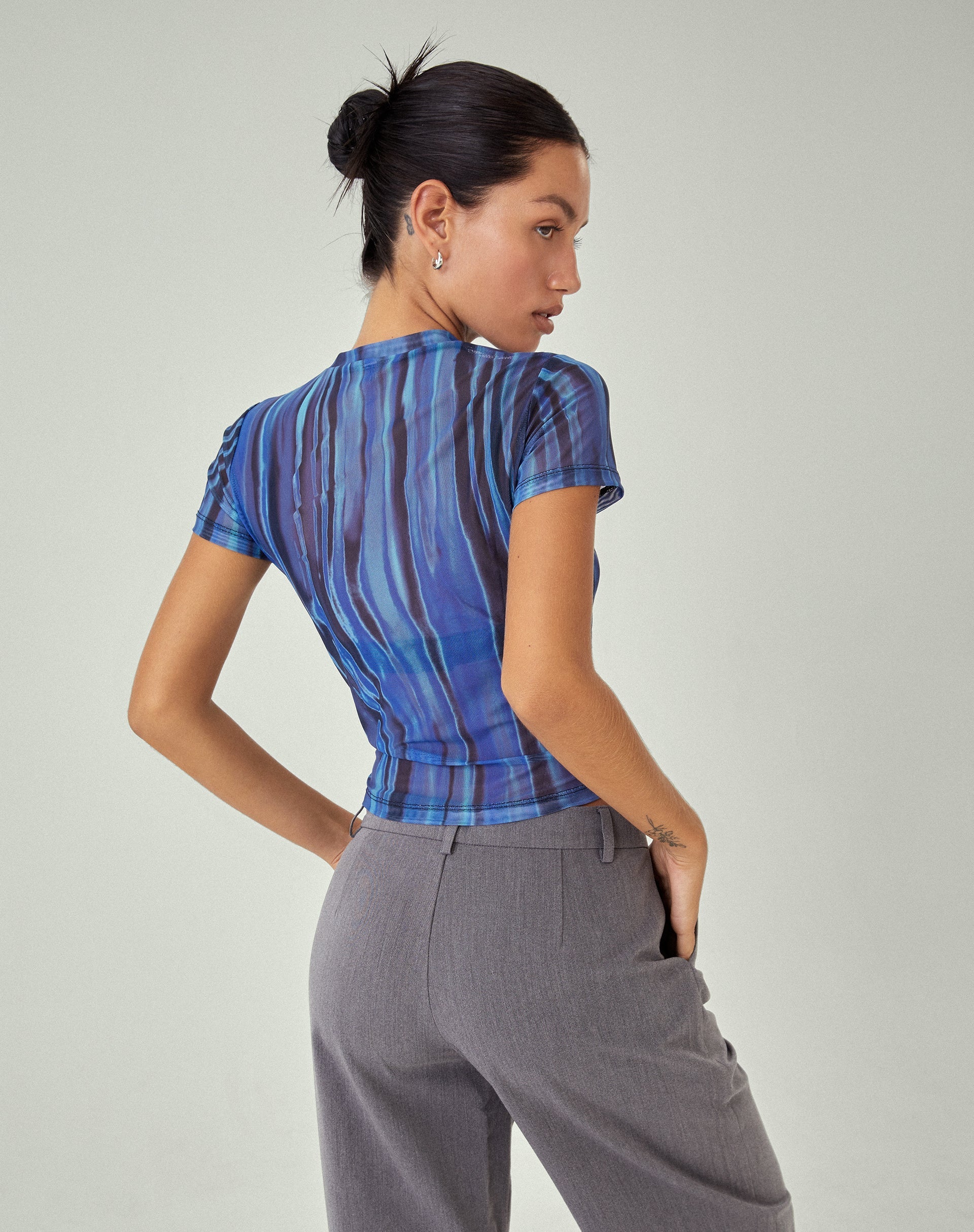 beeld van MOTEL X JACQUIE Zorani Top met korte mouwen in Colour Bleed Blue