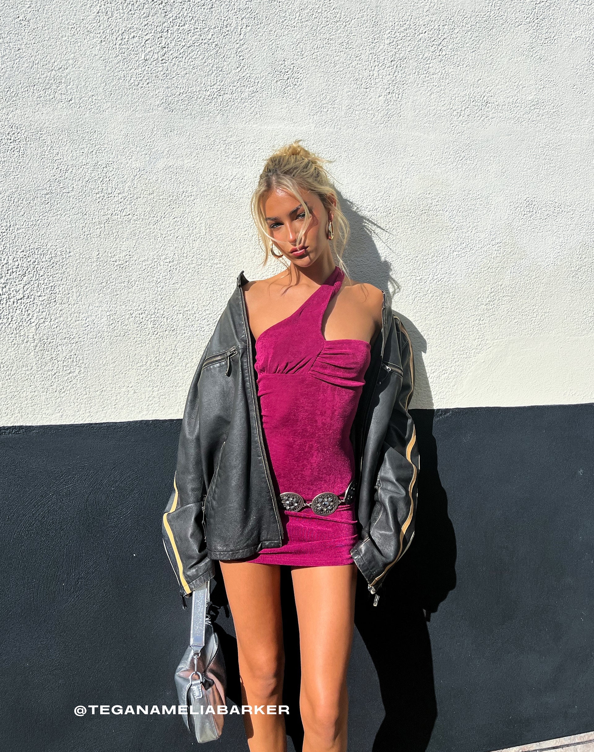 Afbeelding van Alessa One Shoulder Mini Dress in Magenta Purple