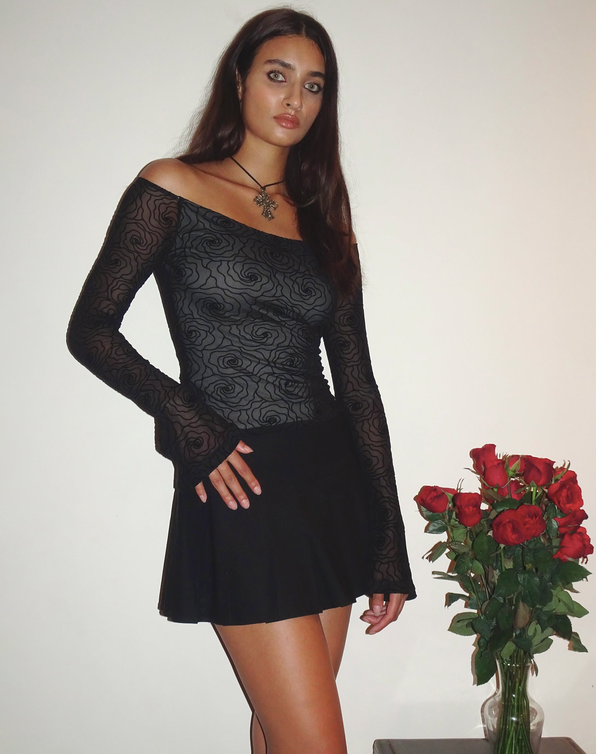 Afbeelding van Neira Mesh Bardot Top met lange mouwen in zwart Abstracte bloemenvlok