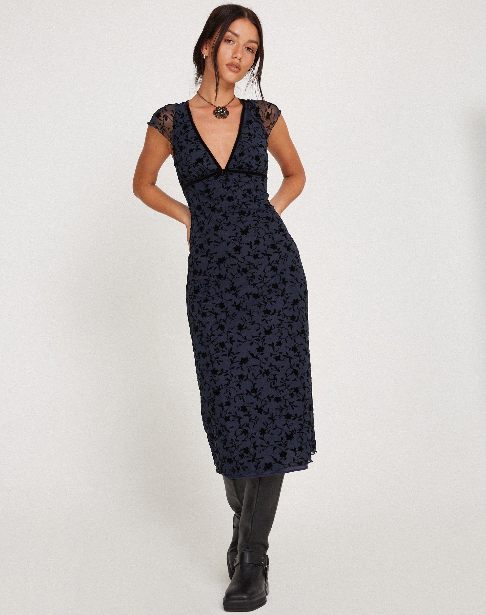 Afbeelding van Vilinia Midi Dress in Pretty Petal Flock Zwart