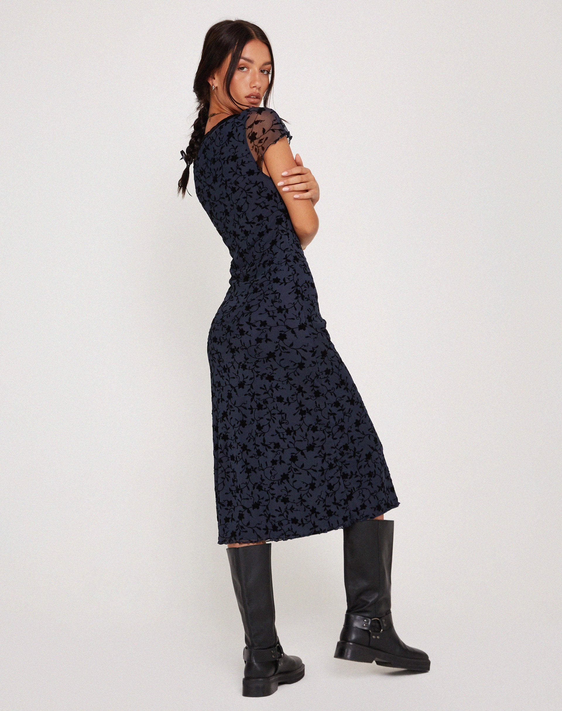 Afbeelding van Vilinia Midi Dress in Pretty Petal Flock Zwart