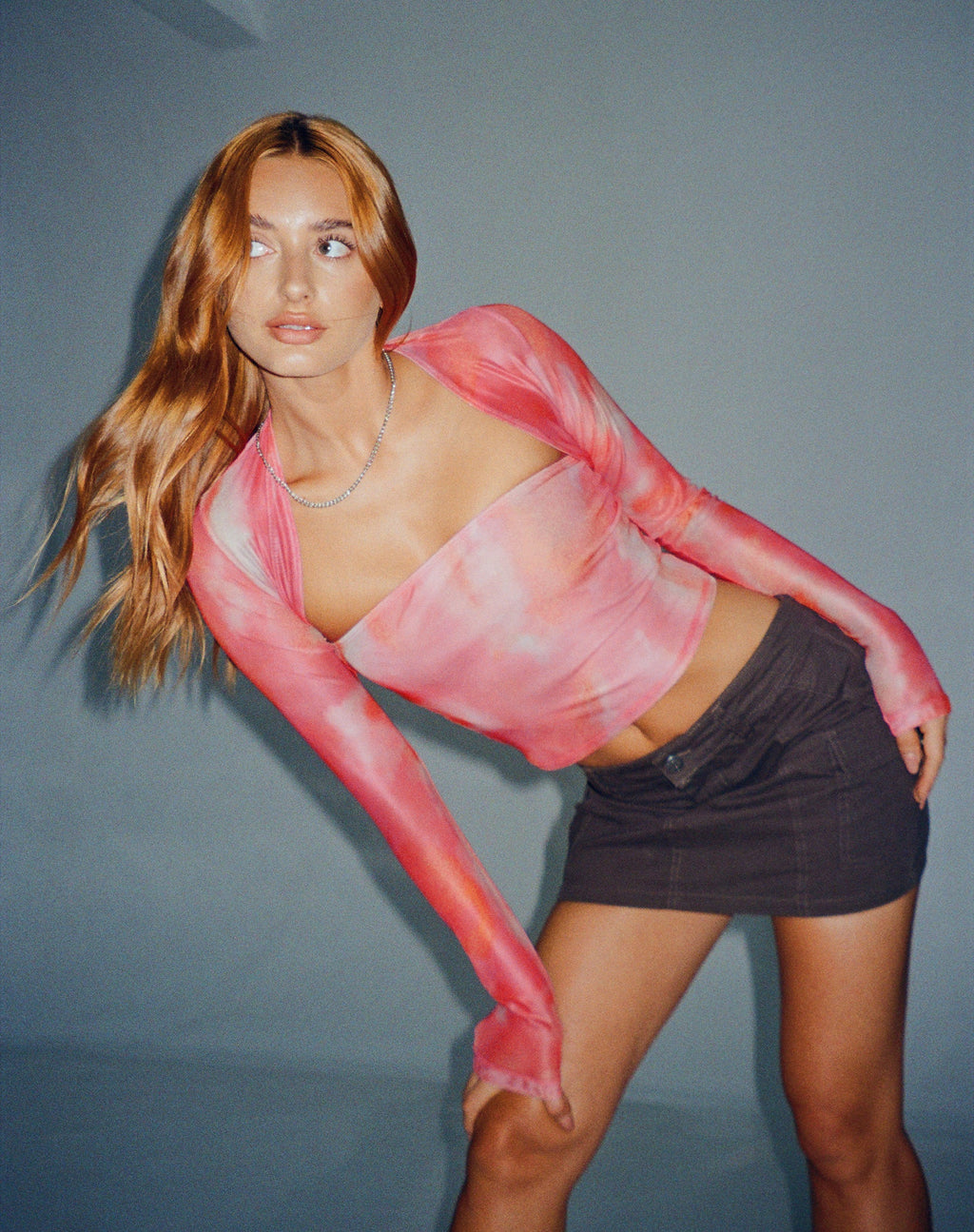 Kouna Bandeau Crop Top en Shrug Set in Abstract Wazig Roze