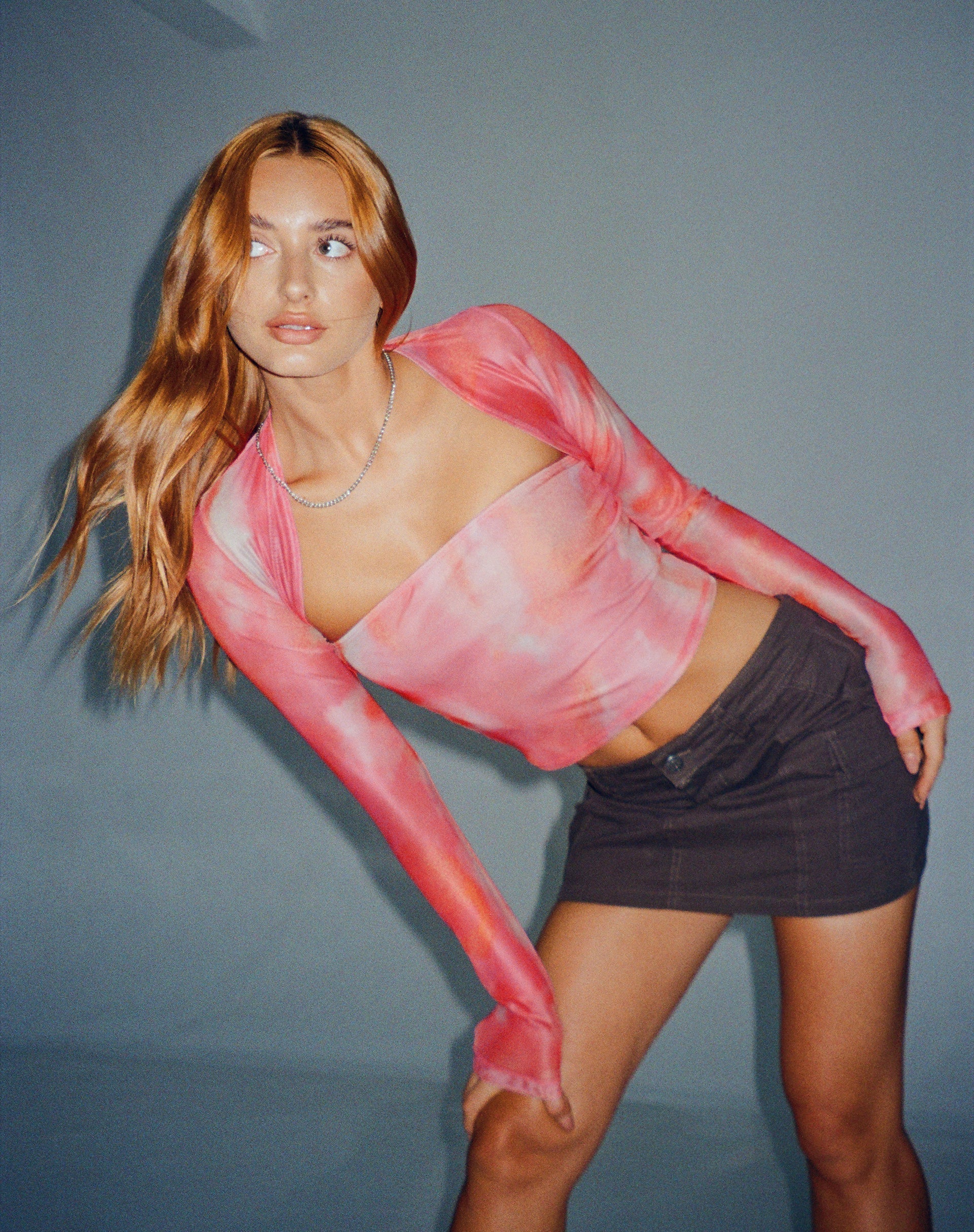 Afbeelding van Kouna Bandeau Crop Top en Shrug Set in Abstract Vaag Roze