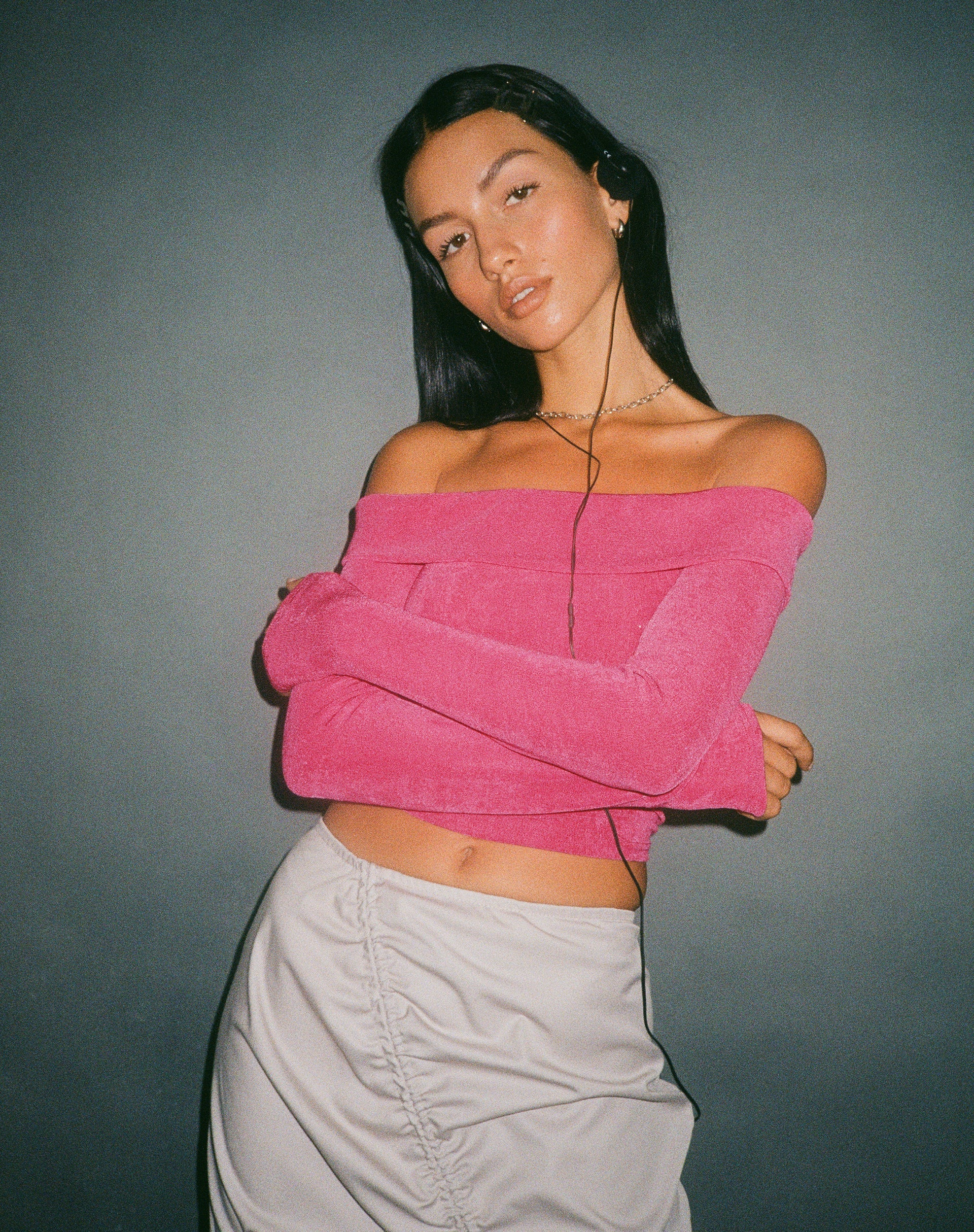 beeld van MOTEL X JACQUIE Nasari Bardot Crop Top in Magenta