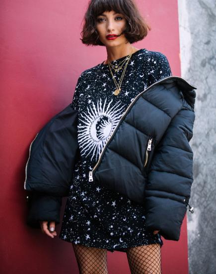Afbeelding van Sunny Kiss Oversized T-shirt in Zwart Kosmos