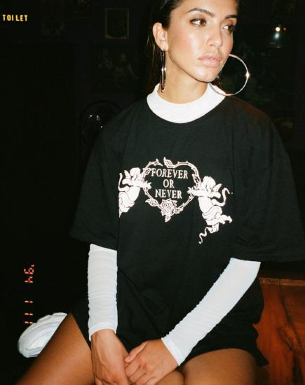 Afbeelding van Sunny Kiss T-shirt in zwart Voor altijd of nooit