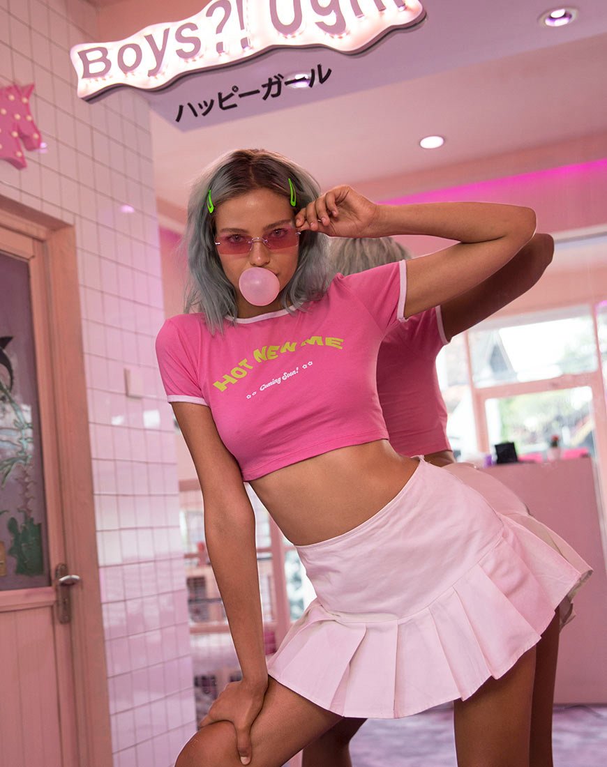 Mandita Crop Top in Helder Roze met Hot New Me Tekst X Top Girl