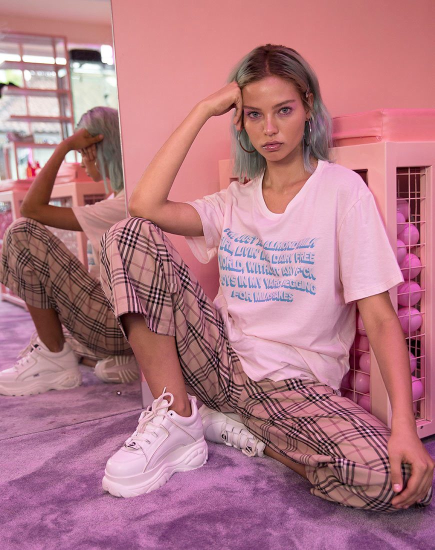 Afbeelding van Oversize Basic T-shirt in Zacht Roze met Amandelmelk Meisje Tekst X Top Meisje