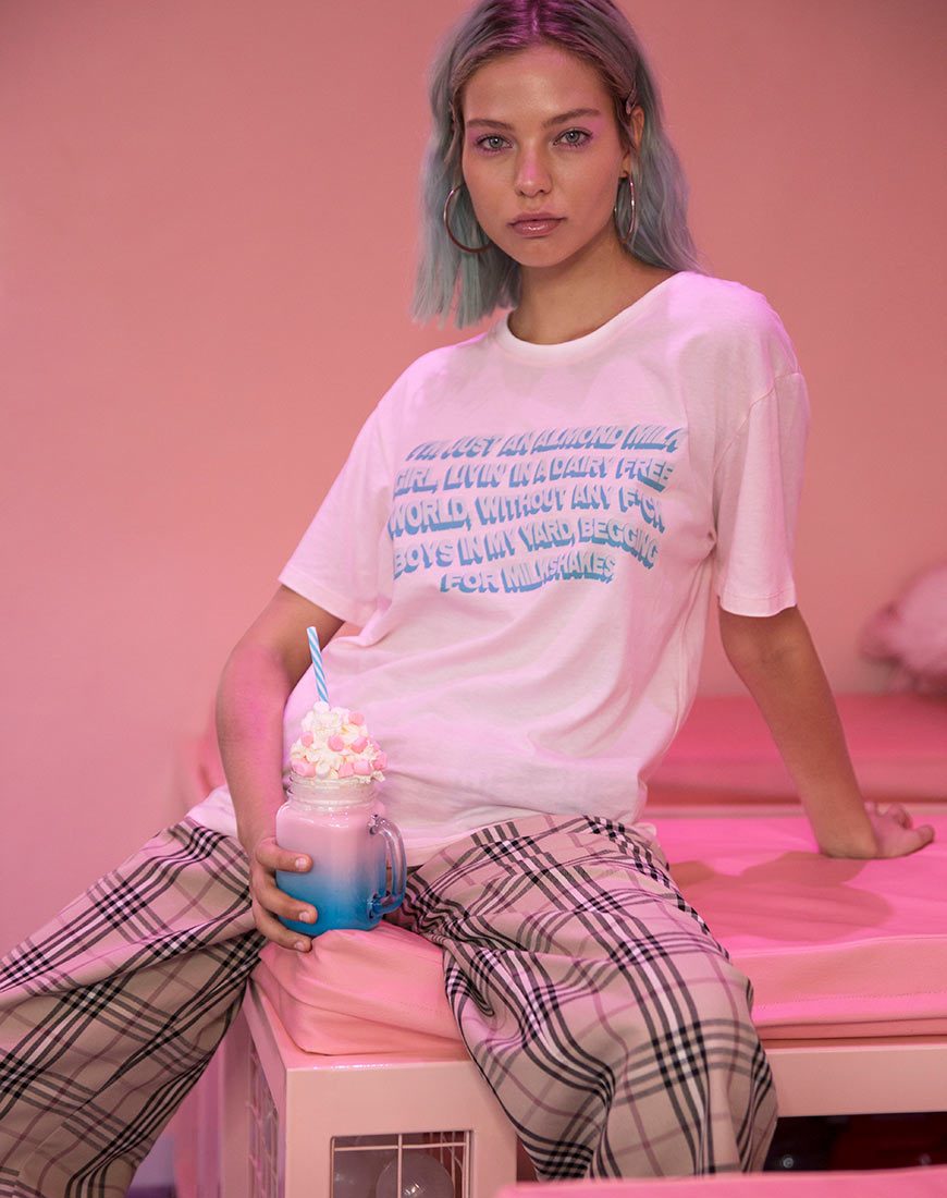 Afbeelding van Oversize Basic T-shirt in Zacht Roze met Amandelmelk Meisje Tekst X Top Meisje