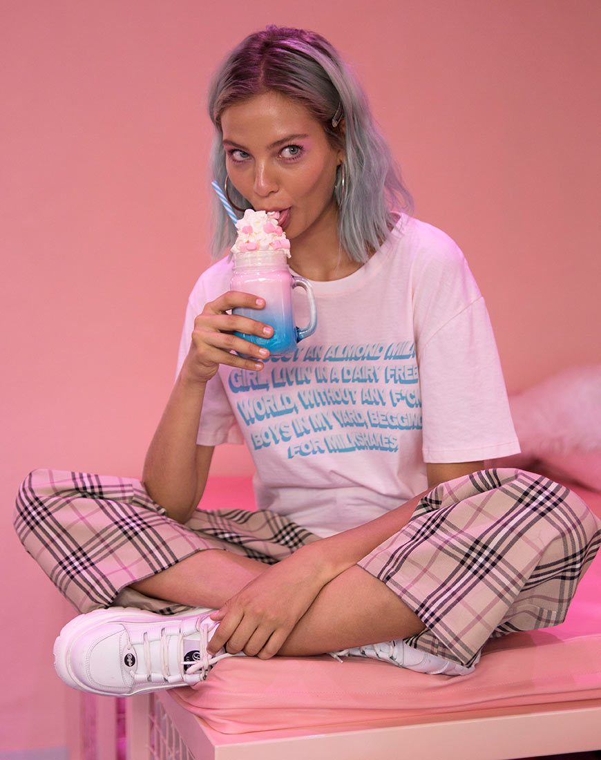 Afbeelding van Oversize Basic T-shirt in Zacht Roze met Amandelmelk Meisje Tekst X Top Meisje