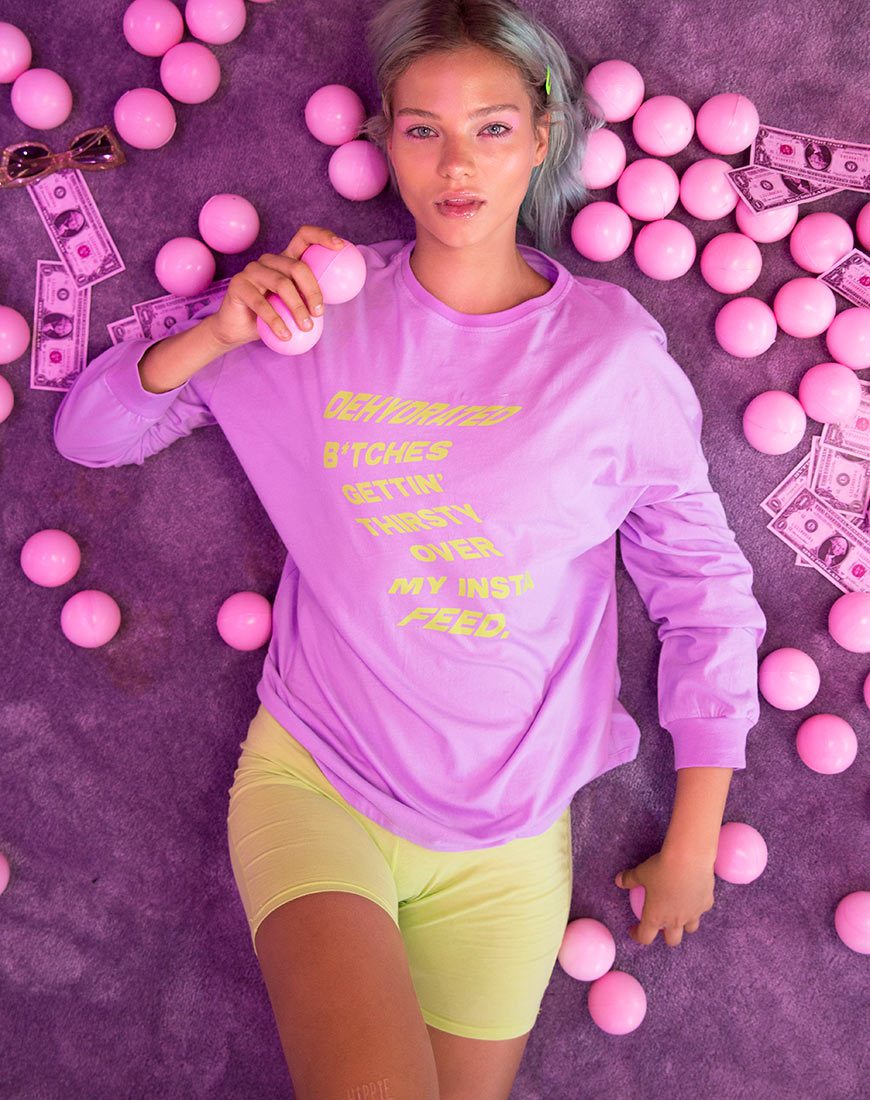 Afbeelding van Lottie Longsleeve Tee in Lila met Instafeed Tekst X Top Meisje