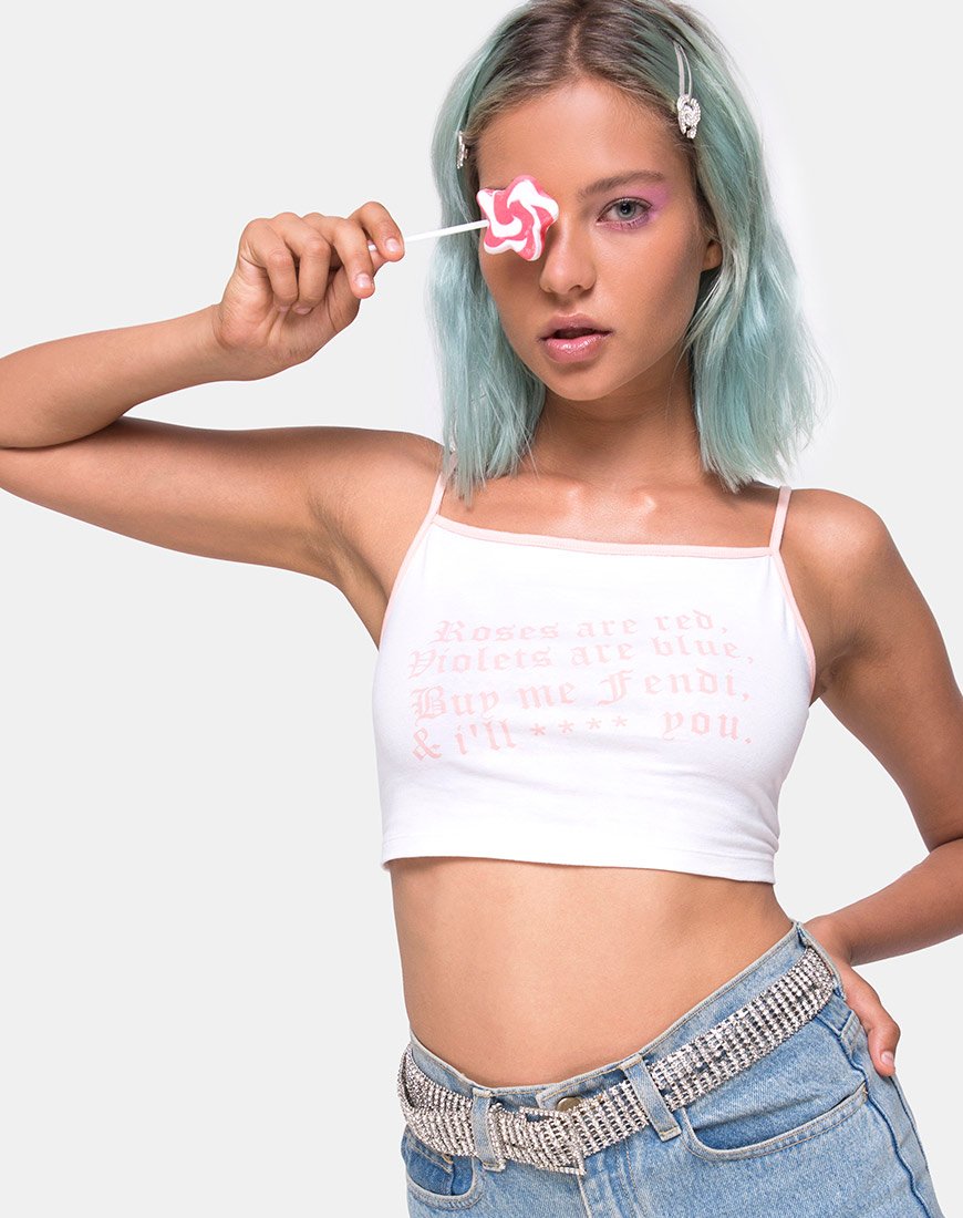 Afbeelding van Kamla Crop Top in Wit met Rozen Zijn Rode Tekst X Top Meisje
