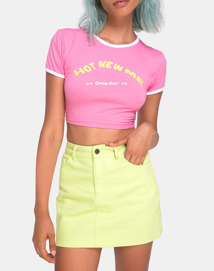 Afbeelding van Mandita Crop Top in Helder Roze met Hot New Me Tekst X Top Girl
