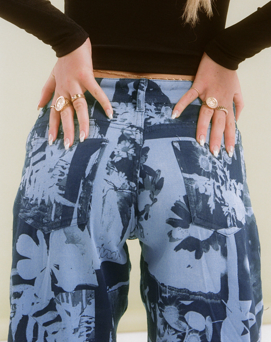 Motel x Olivia Neill Parallel Jean met lage taille in fotocollage blauw