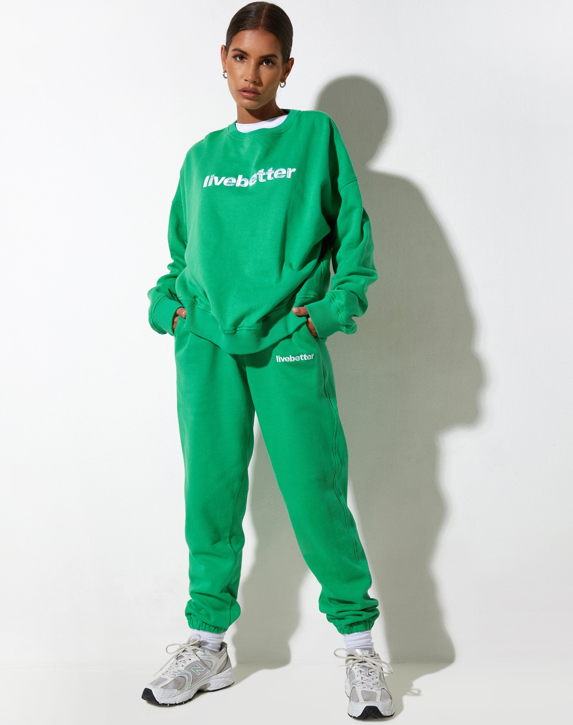 Afbeelding van Ted Sweatshirt in Fun Green met "Live Better" Embro