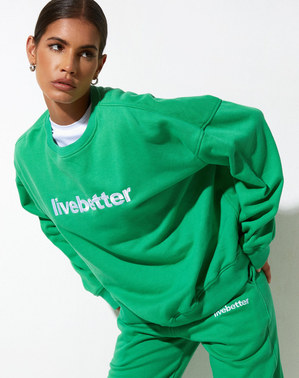 Ted Sweatshirt in Fun Green met 'Live Better' Embro