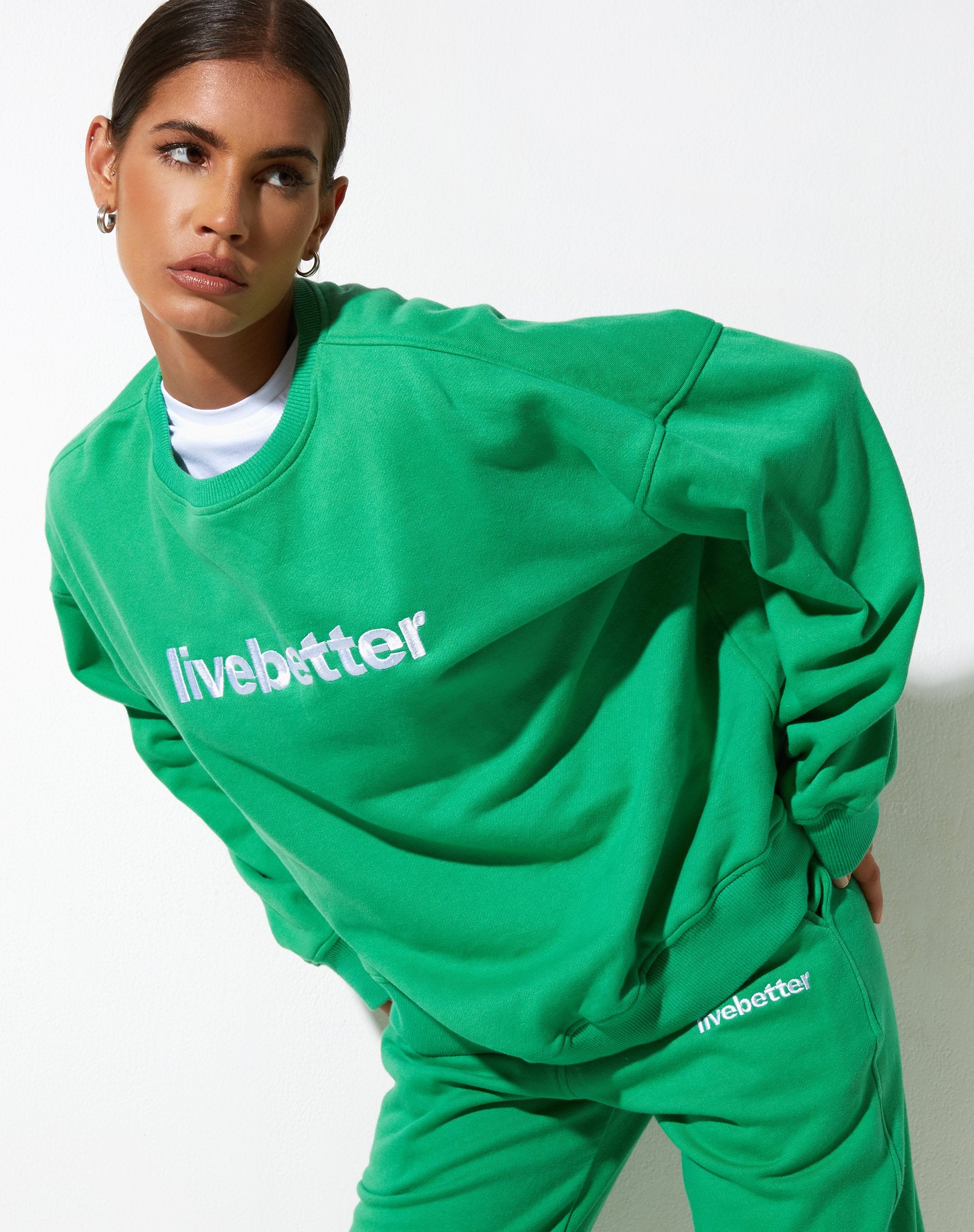 Afbeelding van Ted Sweatshirt in Fun Green met "Live Better" Embro