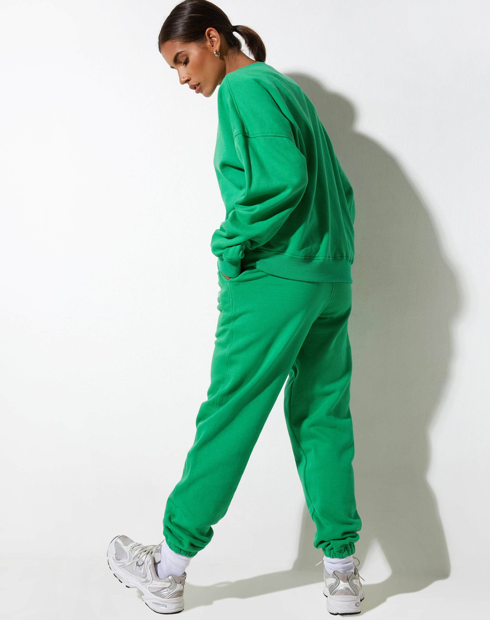 Afbeelding van Basta Jogger in Fun Green met "Live Better" Embro