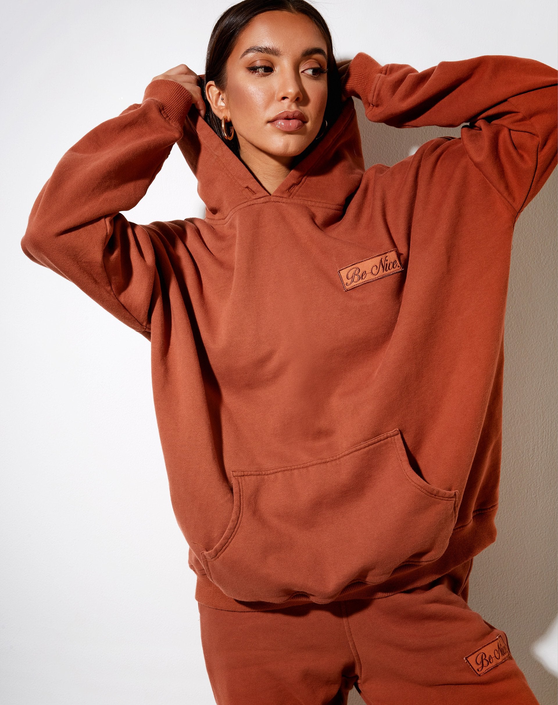 Afbeelding van Oversize Hoodie in Burnt Brick Be Nice Label Embro