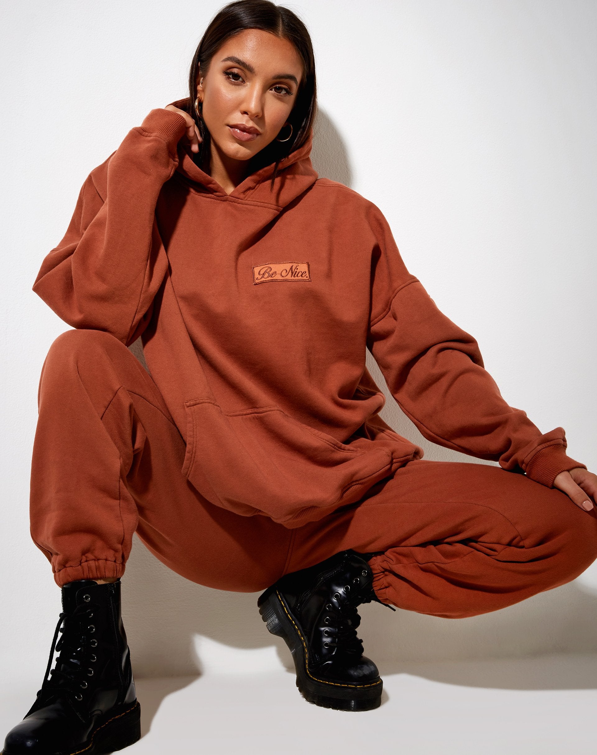 Afbeelding van Oversize Hoodie in Burnt Brick Be Nice Label Embro