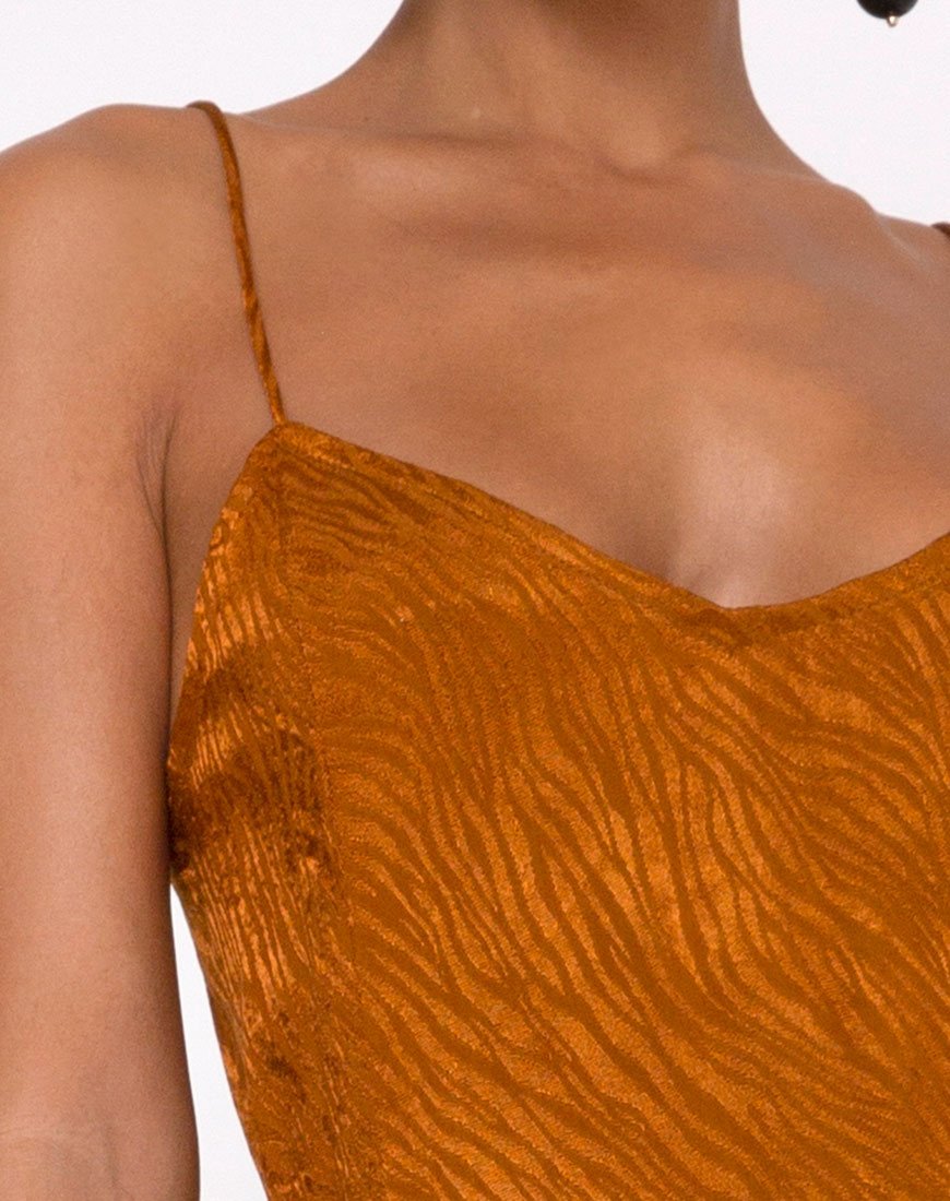 Afbeelding van Batis Maxi Dress in Satijn Zebra Goud Koraal