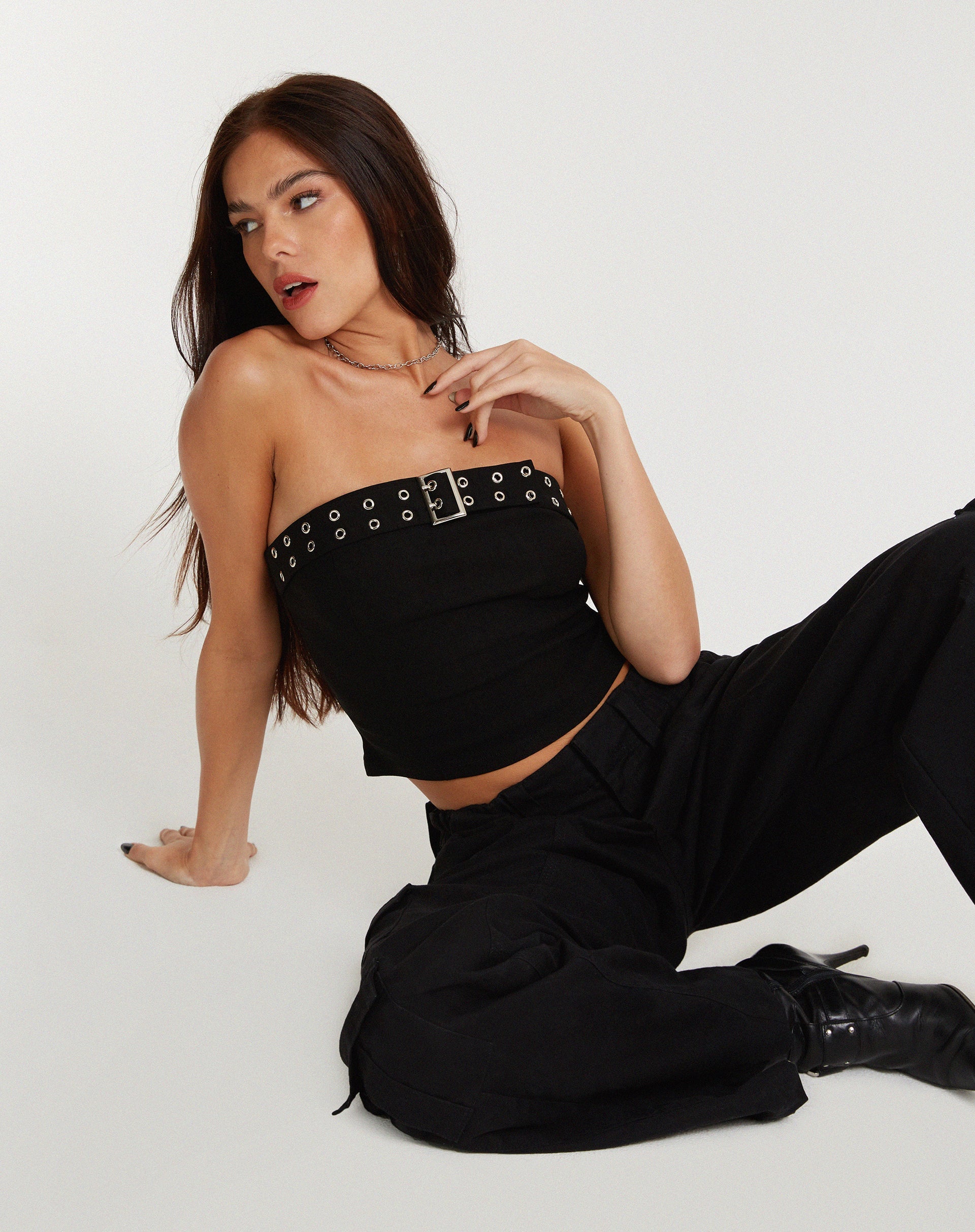 Afbeelding van Bertha Strapless Crop Top in Zwart met Eyelet