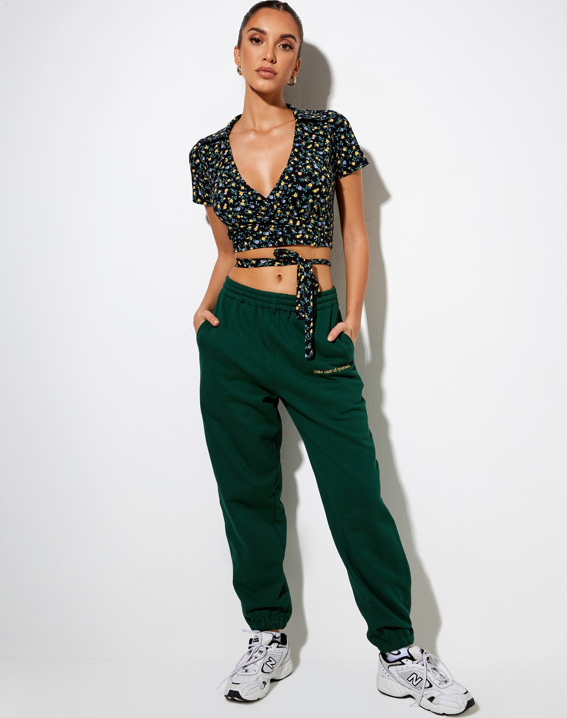 Afbeelding van Bilar Crop Top in Vloeiende Bloem Zwart
