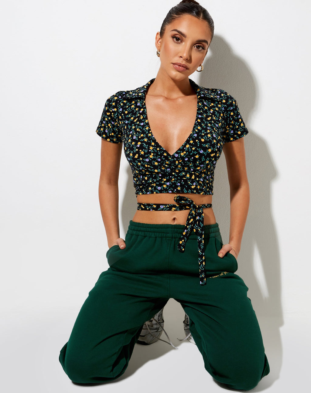 Bilar Crop Top in Vloeiende Bloem Zwart