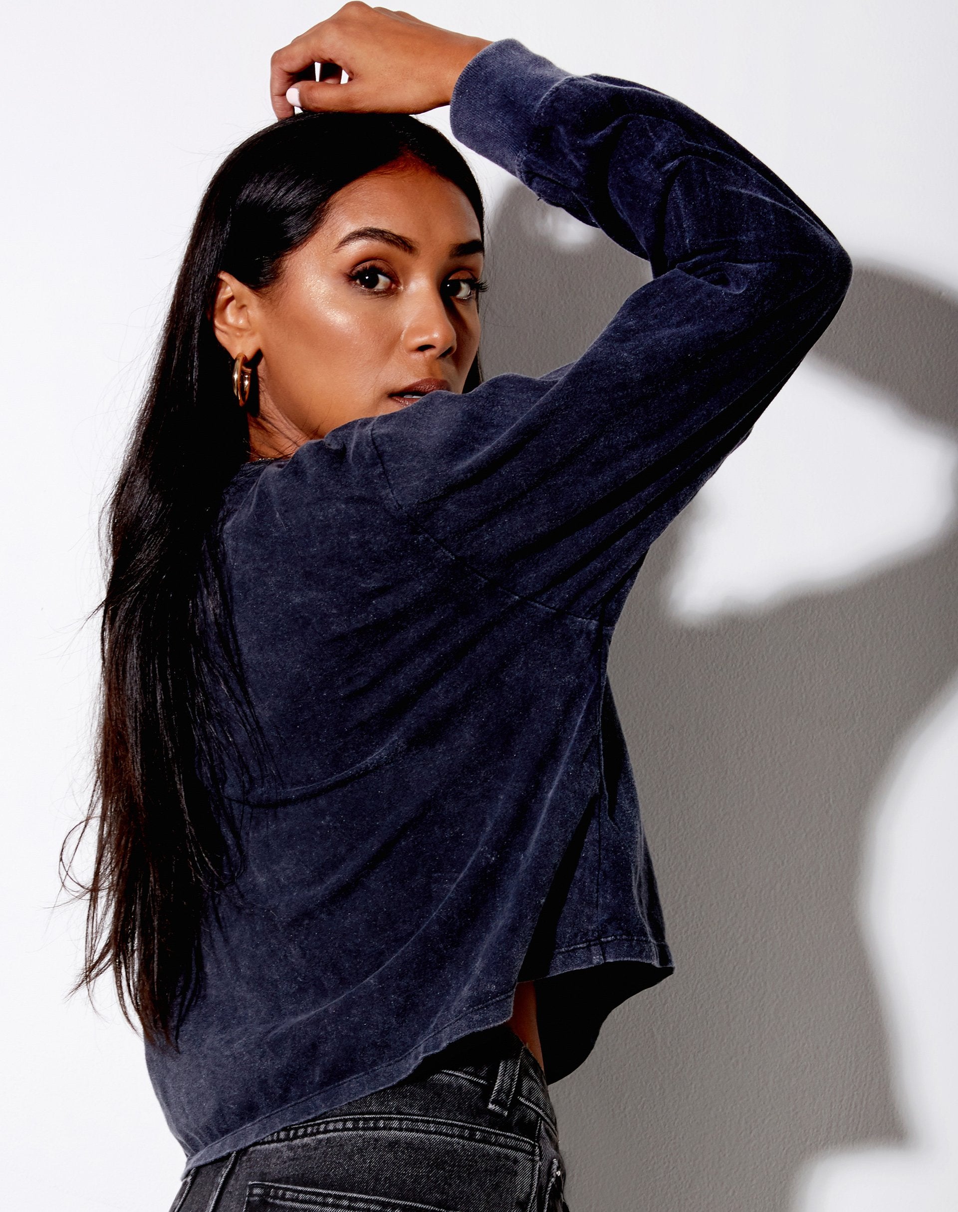 Afbeelding van Boli Crop Tee in Black Wash Tribal Angelo