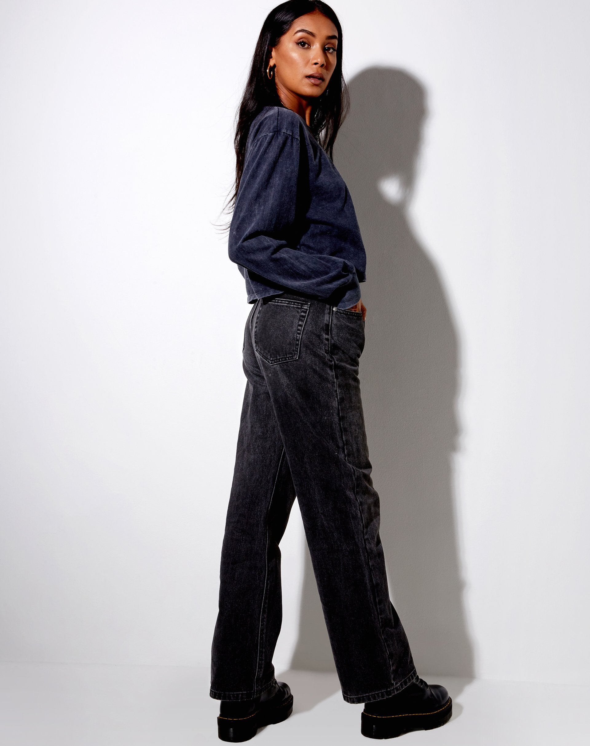 Afbeelding van Boli Crop Tee in Black Wash Tribal Angelo
