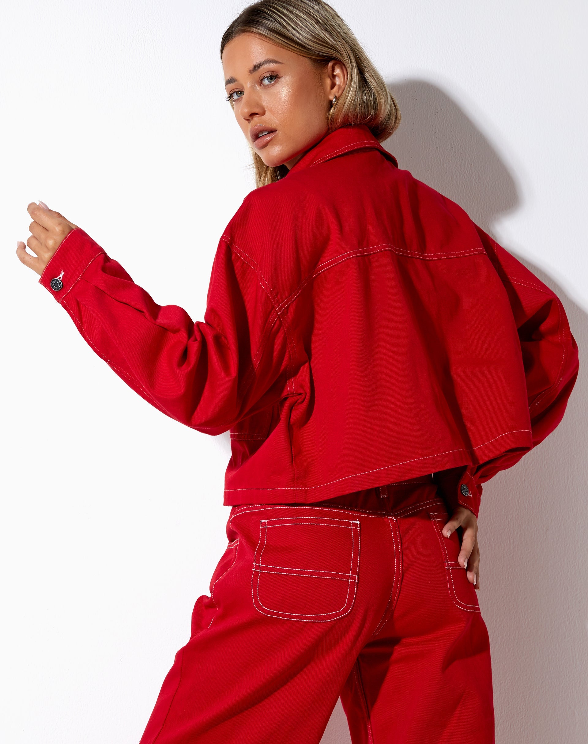 Afbeelding van Boxy Denim Jacket in Racing Red met Witte Stiksels