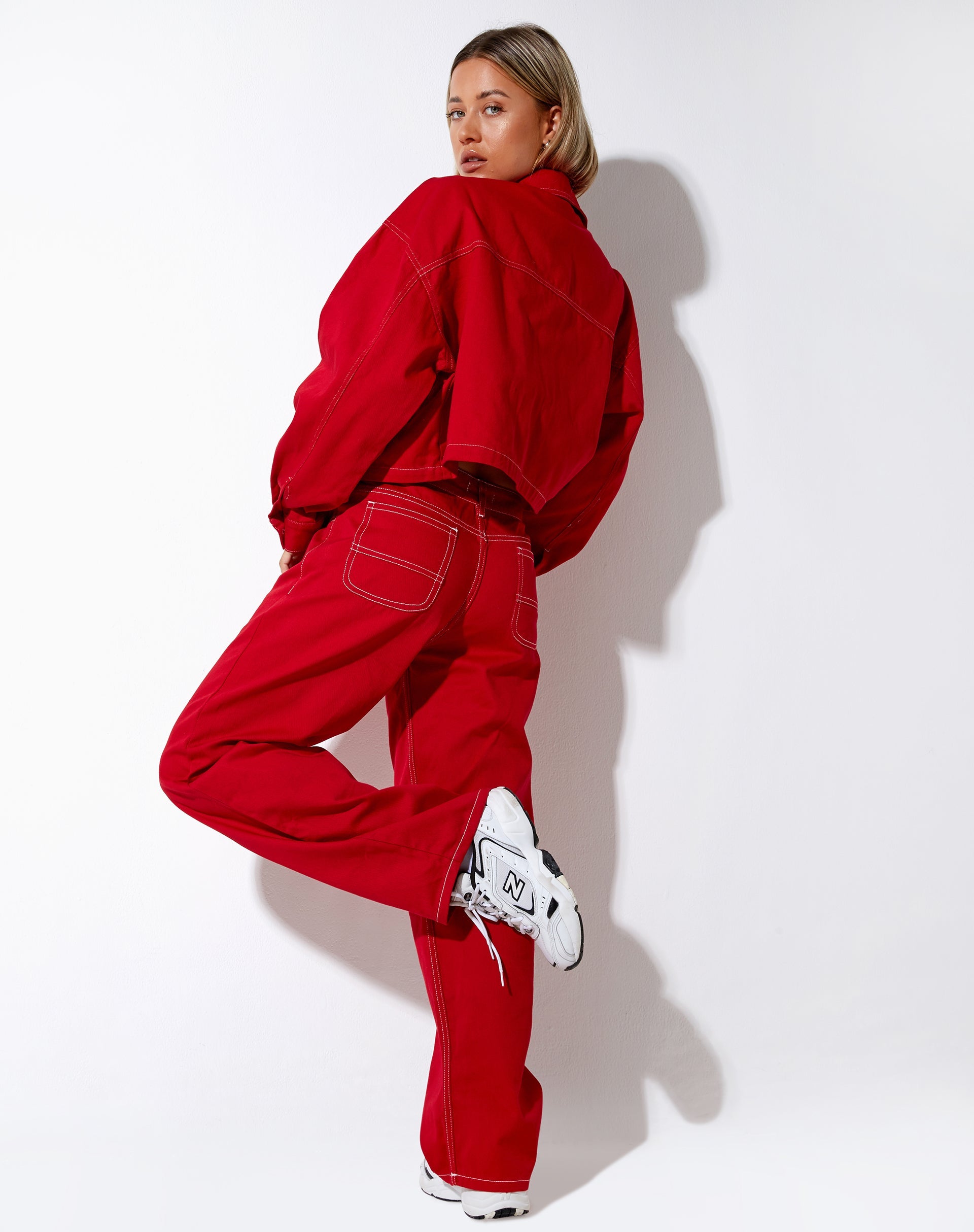 Afbeelding van Boxy Denim Jacket in Racing Red met Witte Stiksels