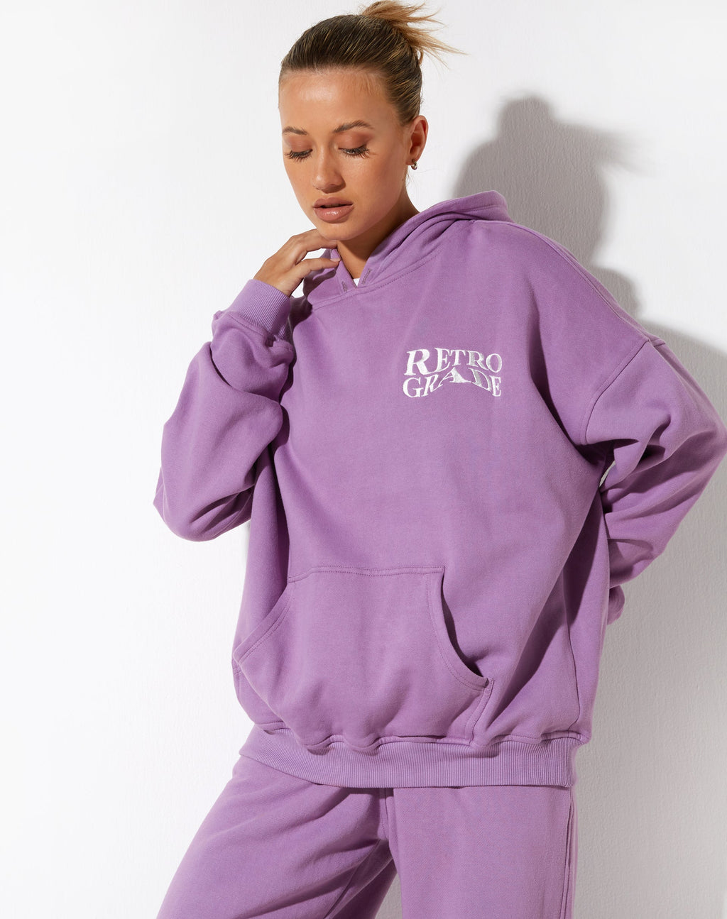 Oversized Hoodie in Lavendel Retro Grade Embro