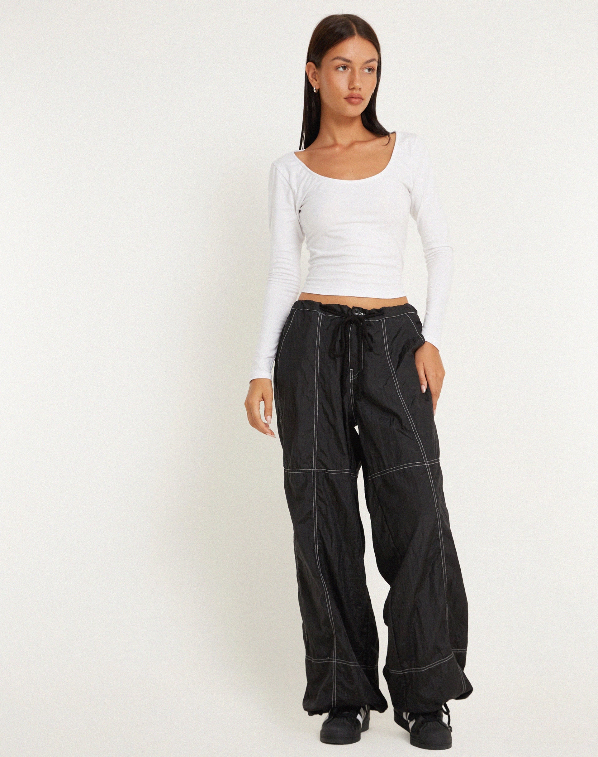 Afbeelding van Phil Lage Taille Broek in Zwart met Witte Top Stitch