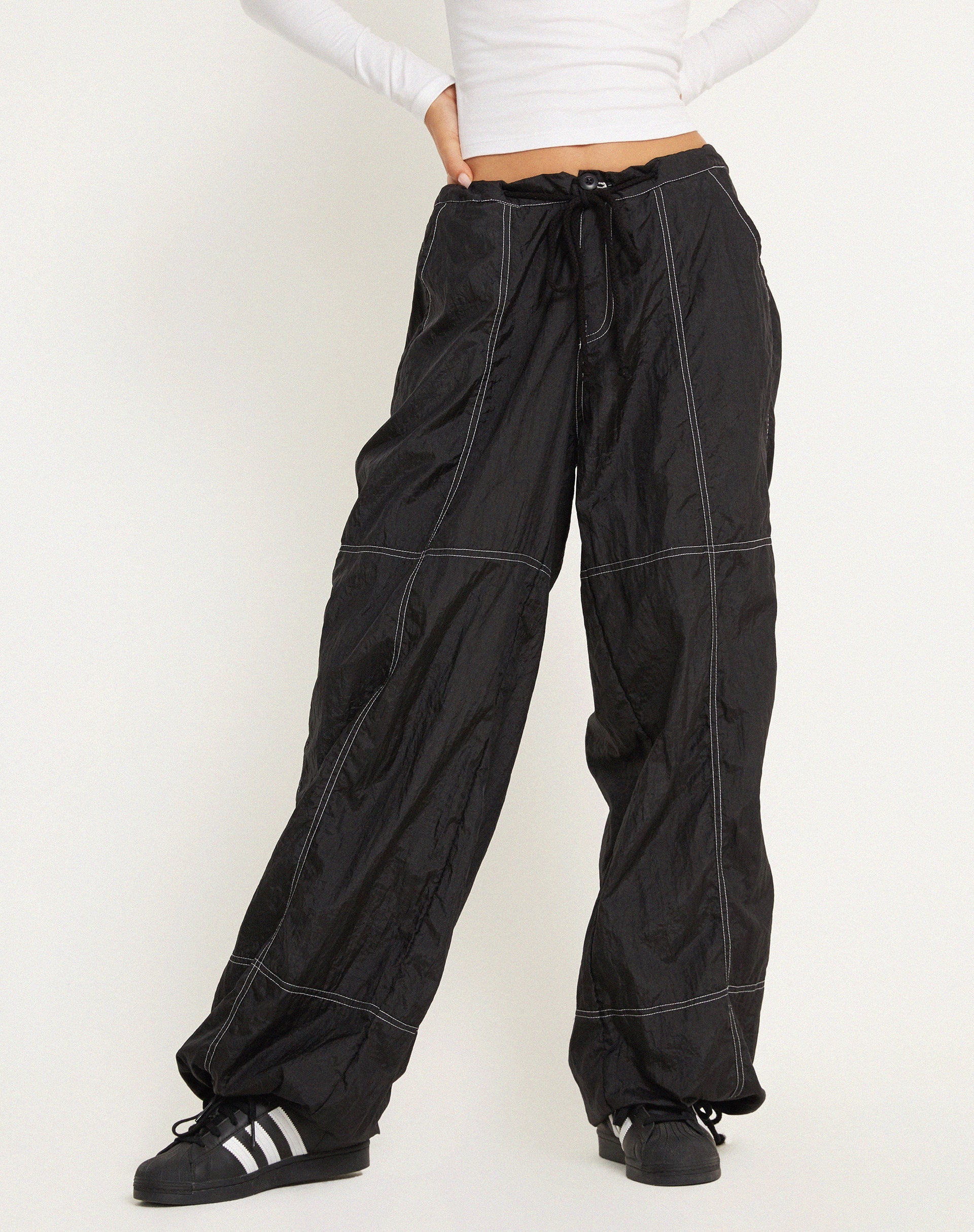 Afbeelding van Phil Lage Taille Broek in Zwart met Witte Top Stitch