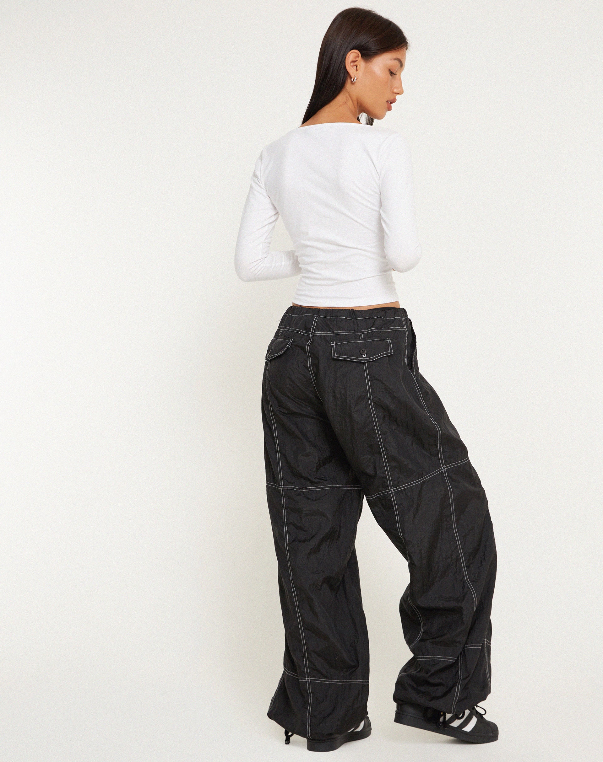 Afbeelding van Phil Lage Taille Broek in Zwart met Witte Top Stitch