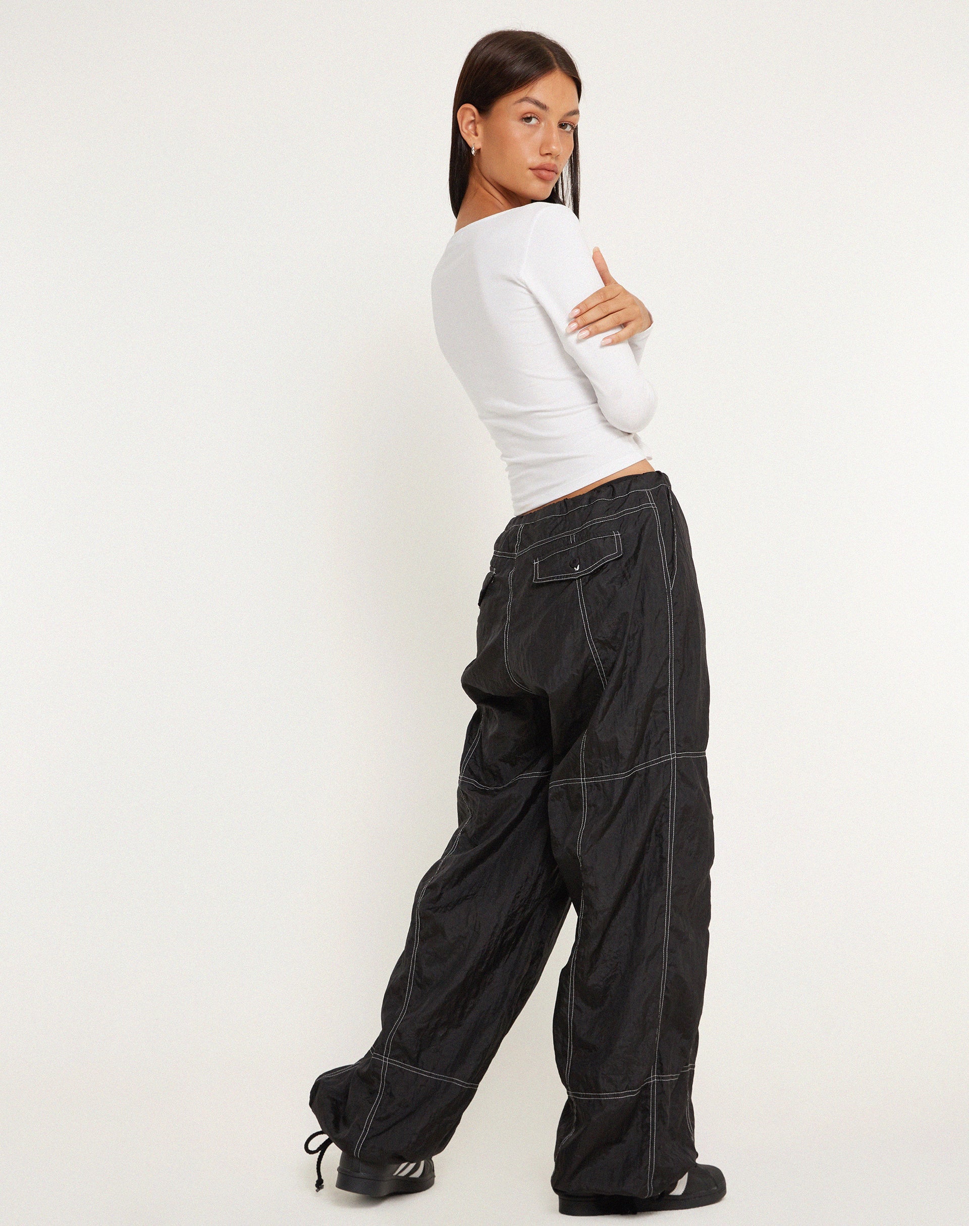 Afbeelding van Phil Lage Taille Broek in Zwart met Witte Top Stitch