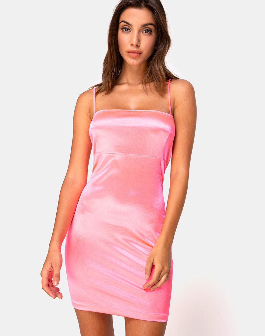 Cecile Jurk in Neon Roze