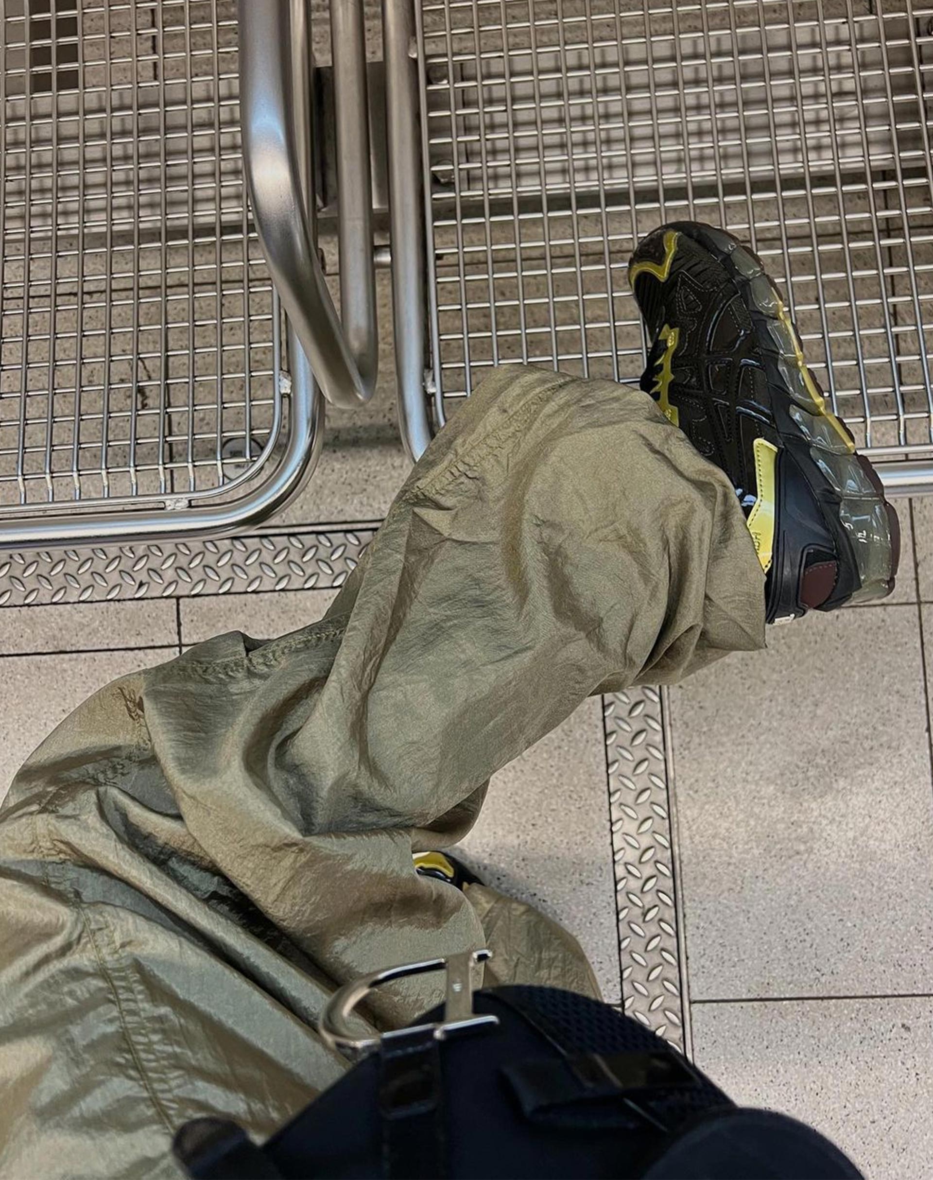 beeld van Chute broek in parachute zilver groen