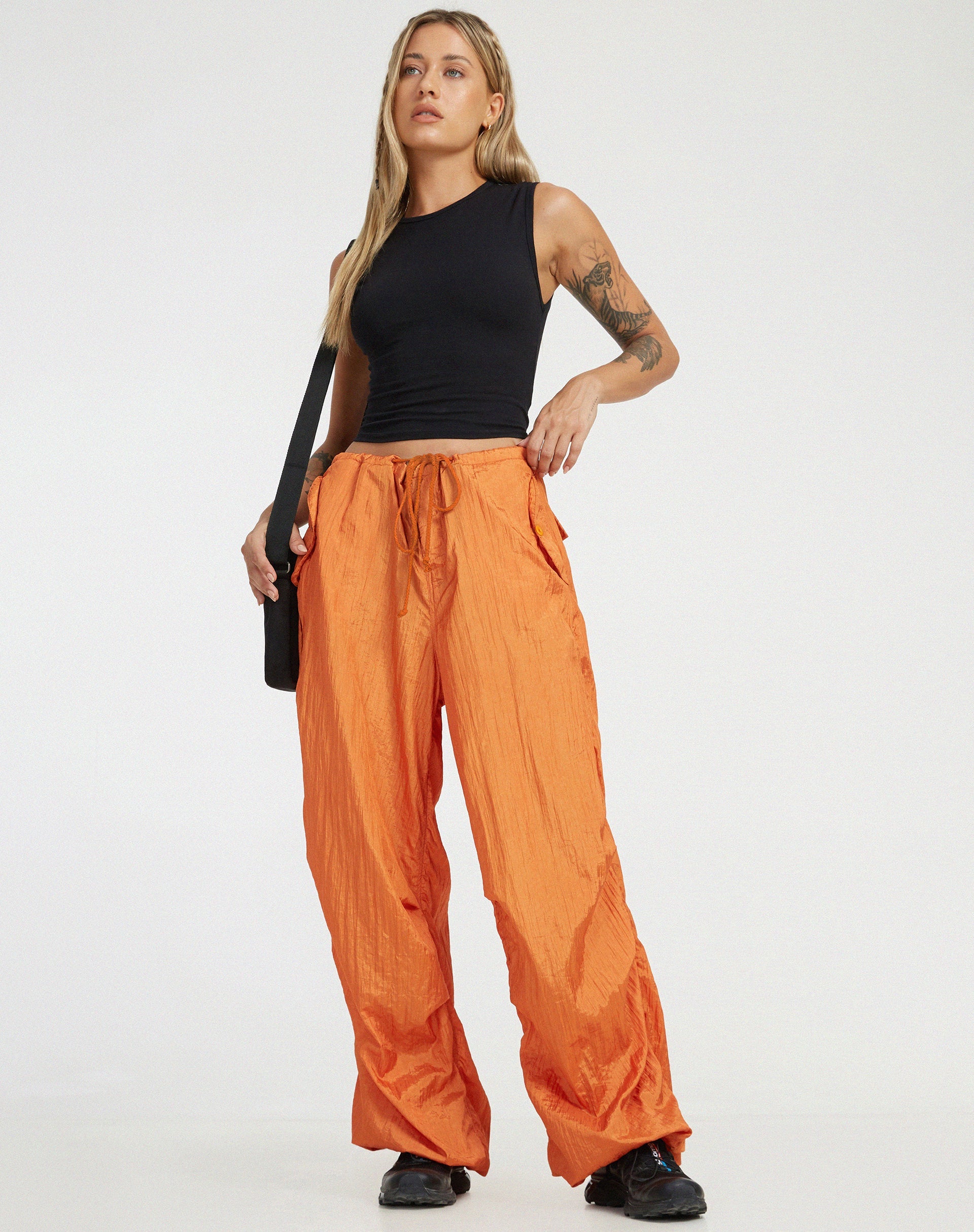 beeld van Chute broek in parachute pompoen oranje