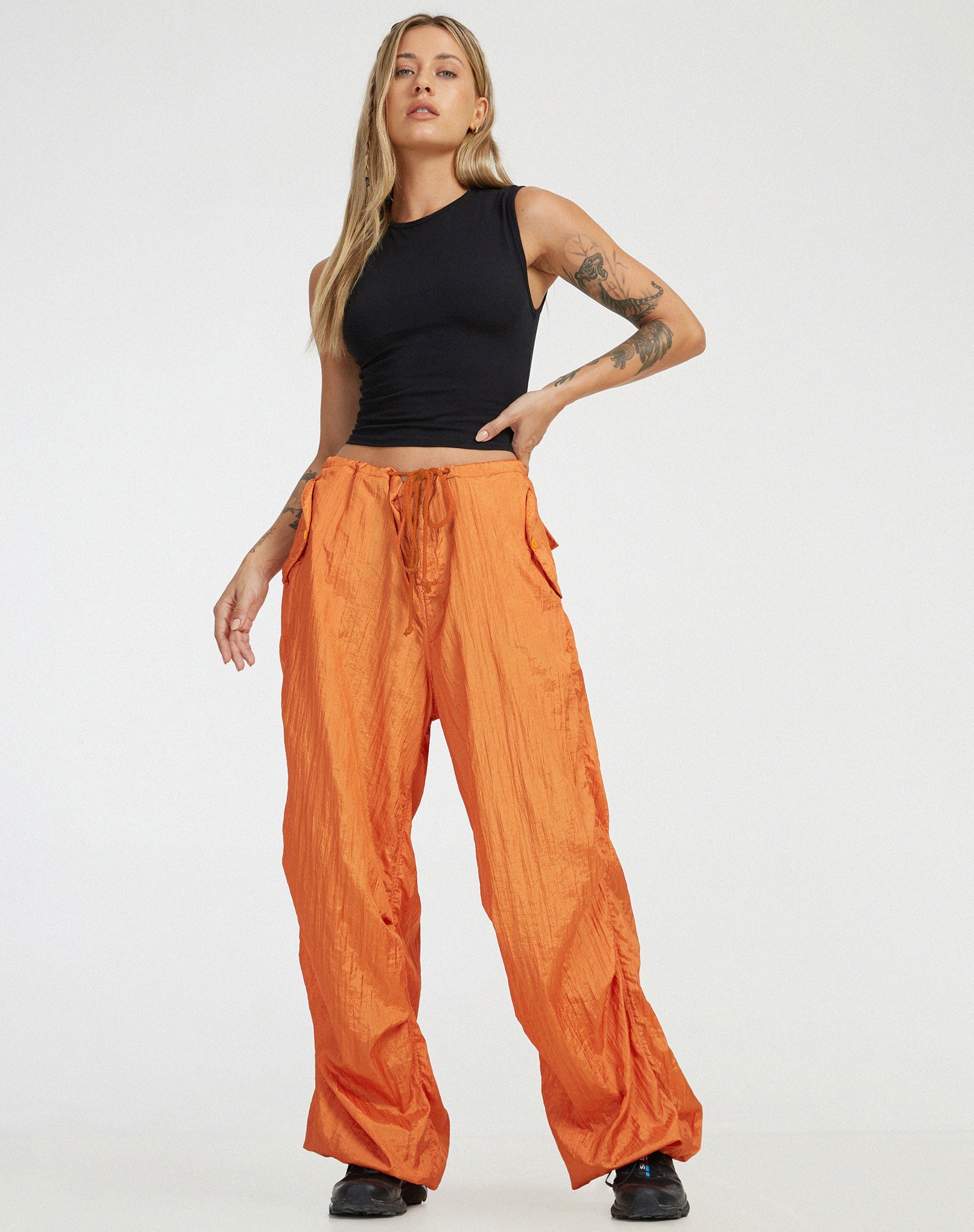 beeld van Chute broek in parachute pompoen oranje