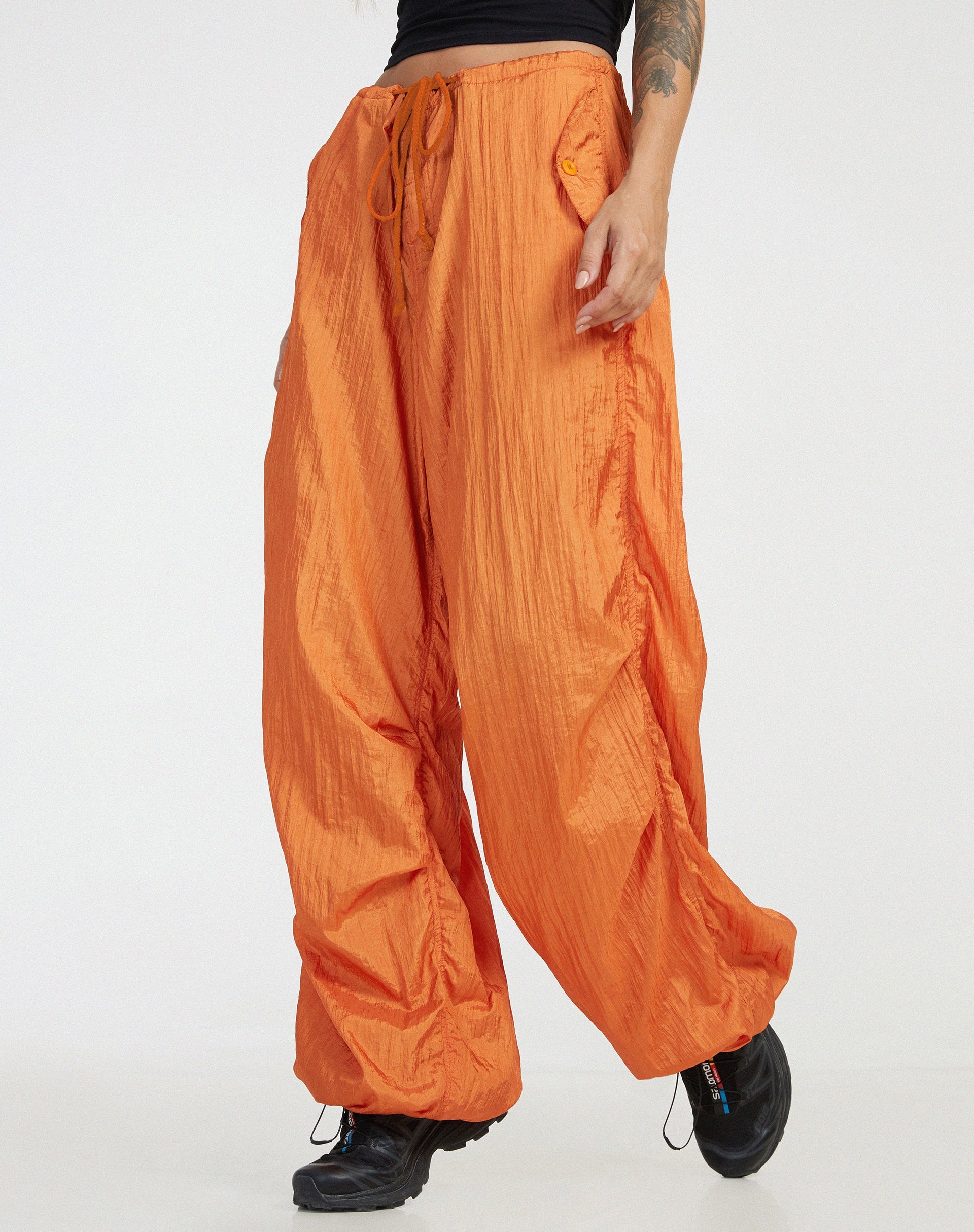 beeld van Chute broek in parachute pompoen oranje
