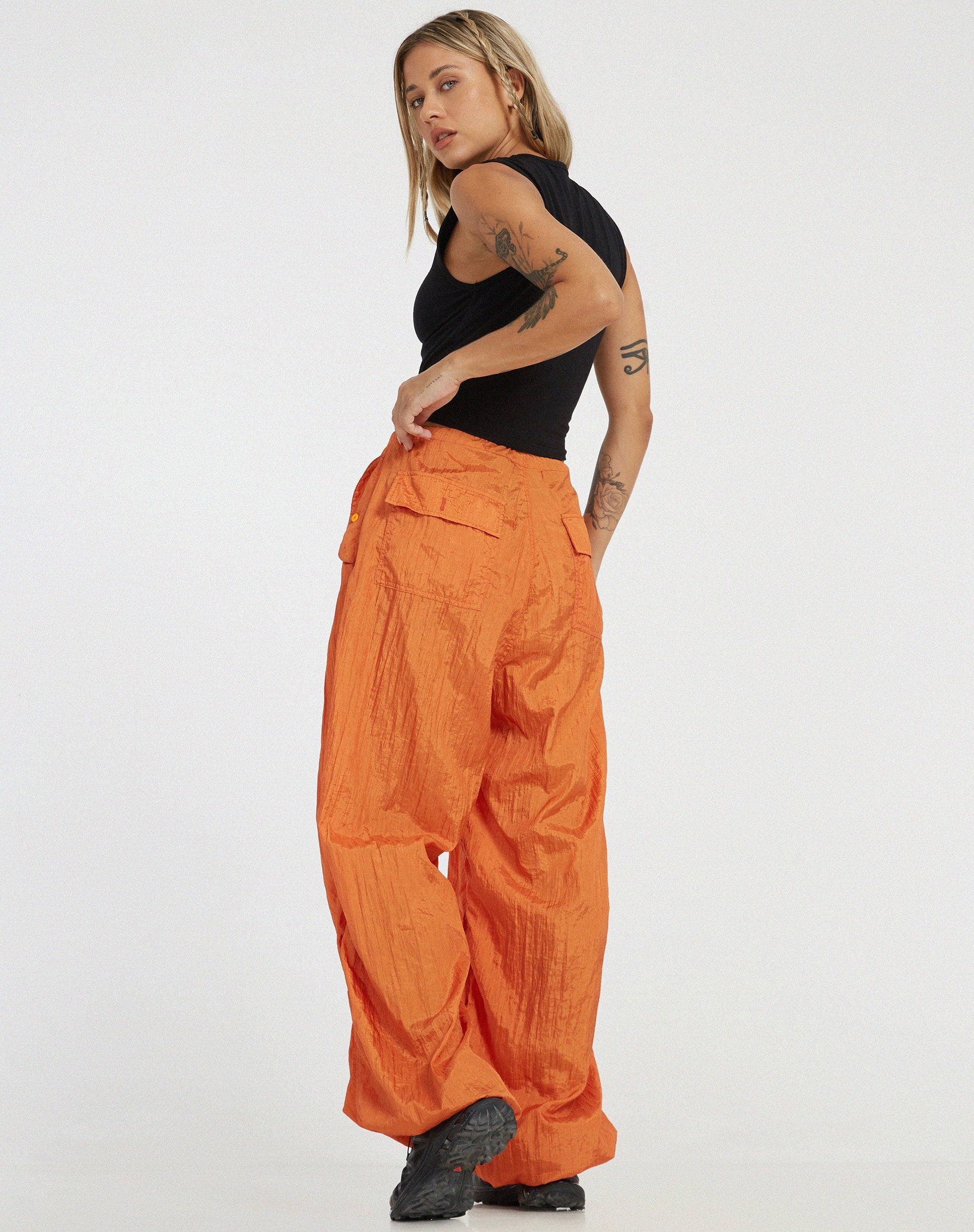 beeld van Chute broek in parachute pompoen oranje