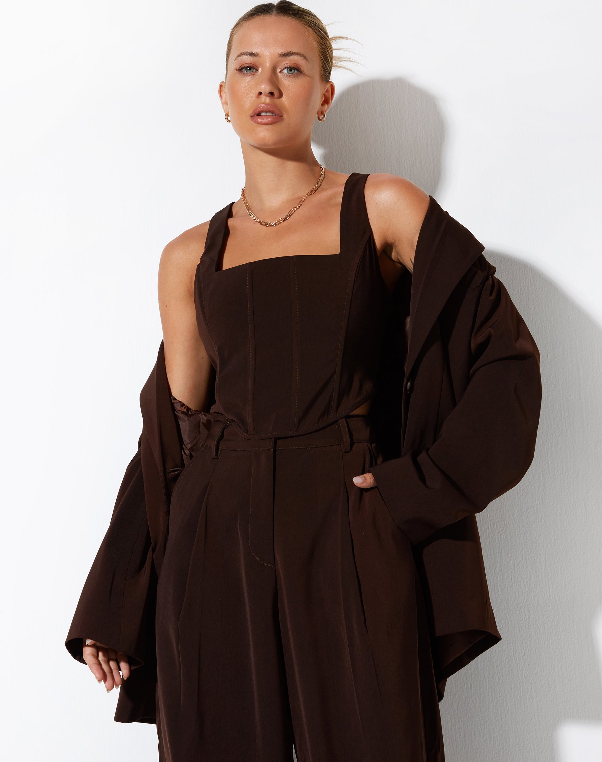 BEELD VAN Kicy Top in Tailoring Dark Chocolate