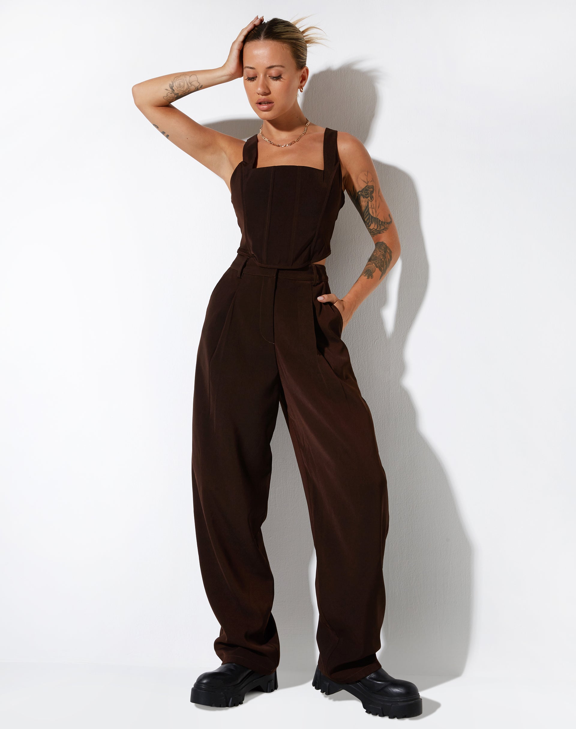 BEELD VAN Kicy Top in Tailoring Dark Chocolate