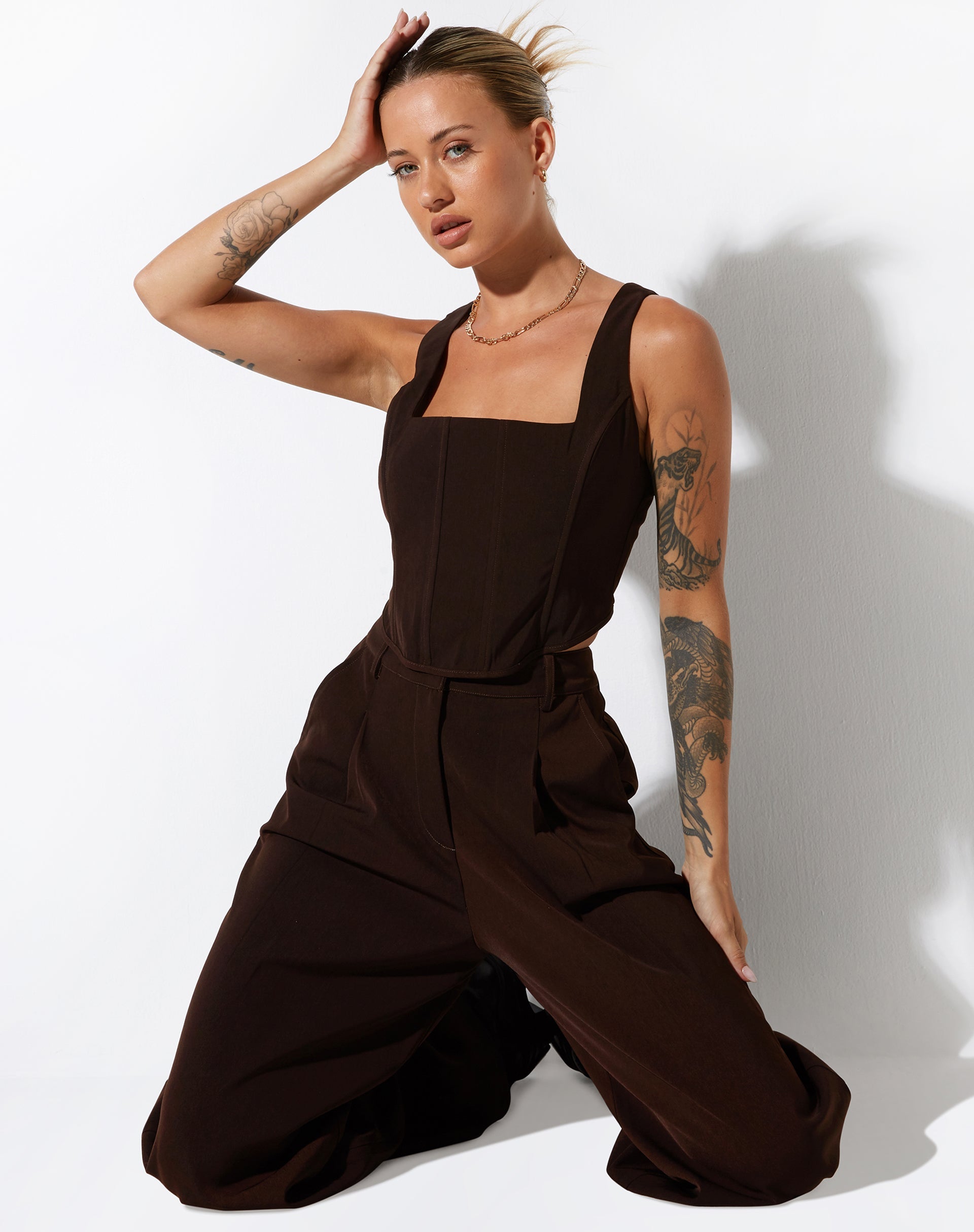 BEELD VAN Kicy Top in Tailoring Dark Chocolate