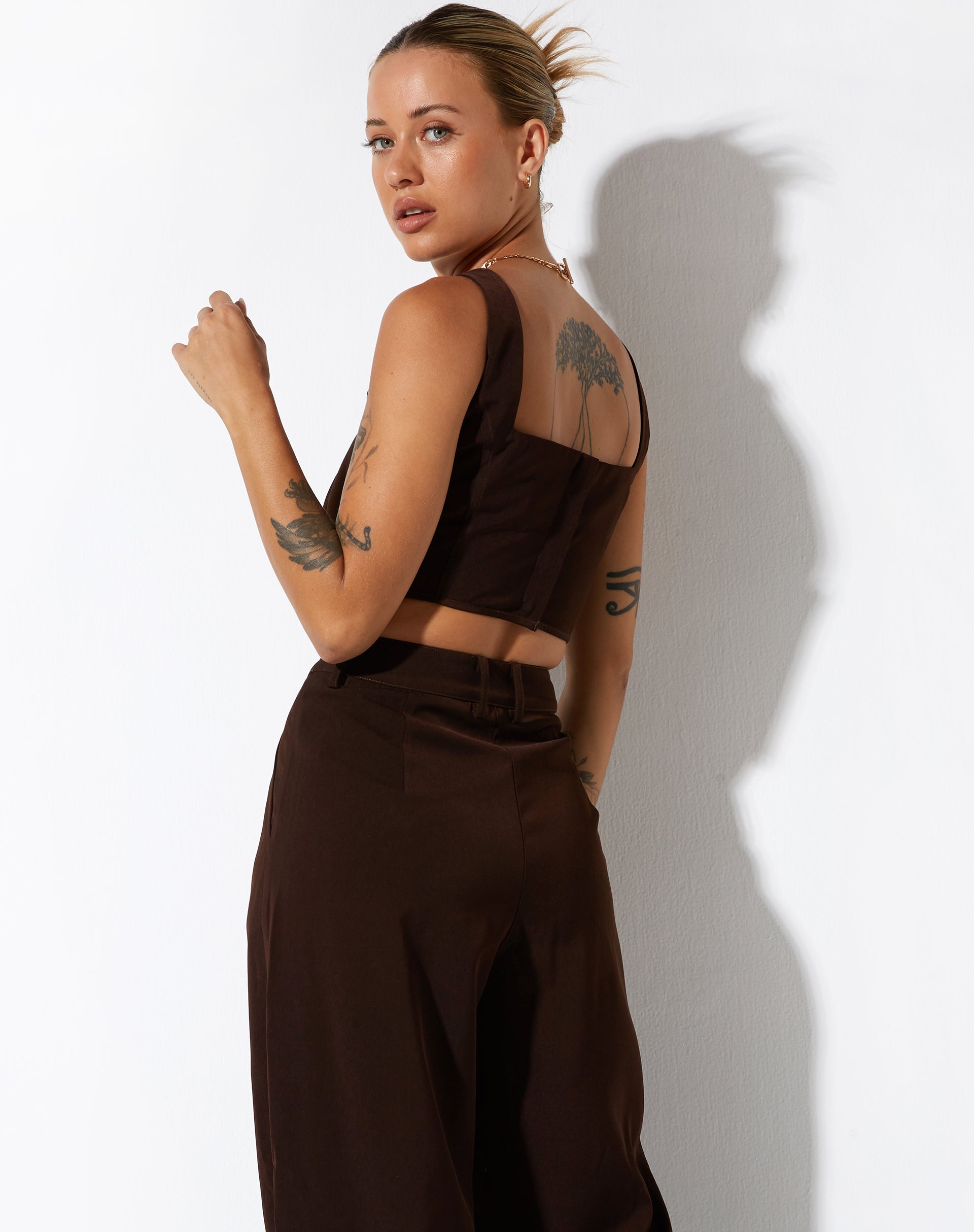 BEELD VAN Kicy Top in Tailoring Dark Chocolate
