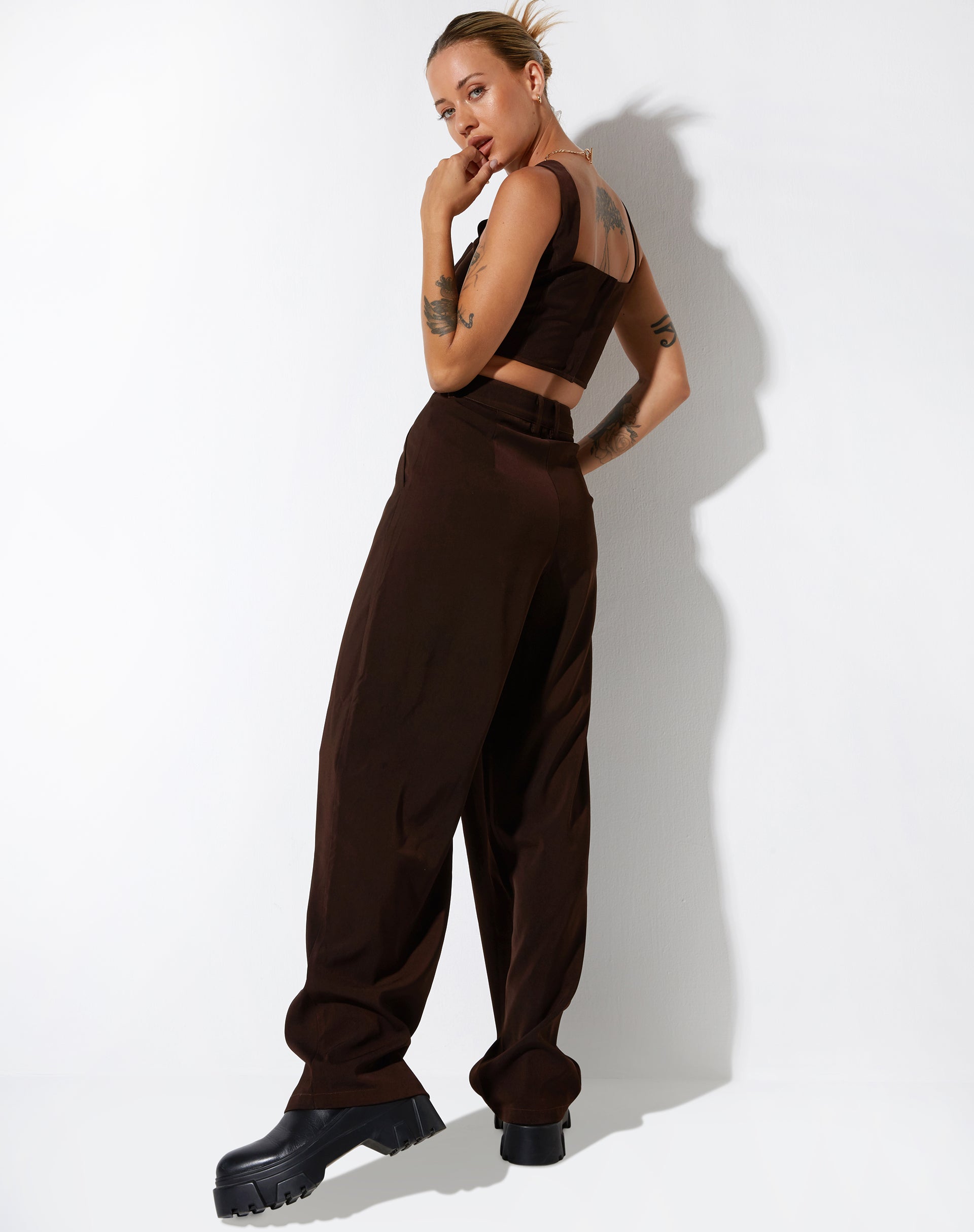 BEELD VAN Kicy Top in Tailoring Dark Chocolate